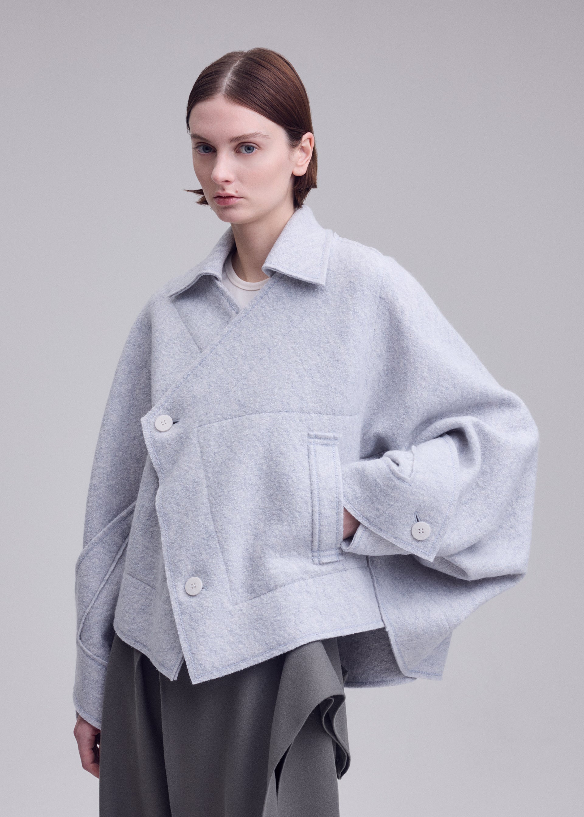 Issey Miyake Woolen Granite IM63331 dámský kabát šedý se šálou