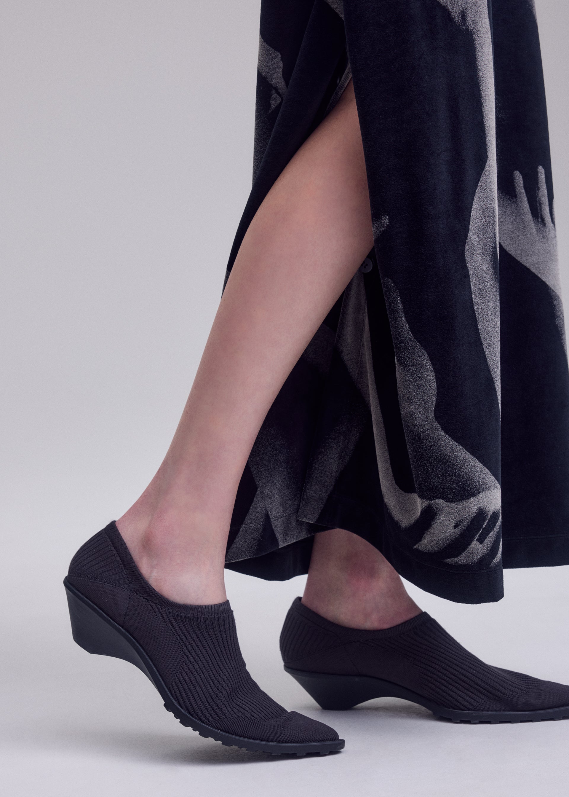Issey Miyake Hands of Lover Velour šaty bílé sametové