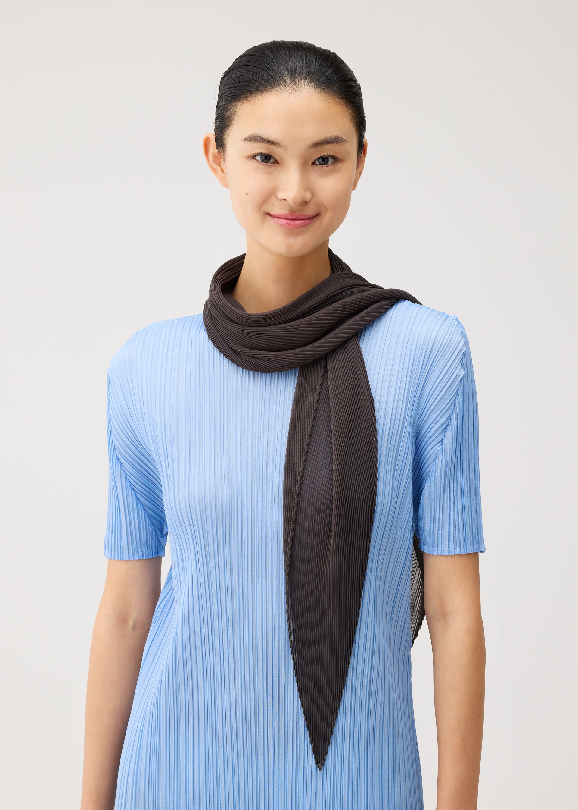 Issey Miyake Monthly Scarf August šátek světle modrý koso