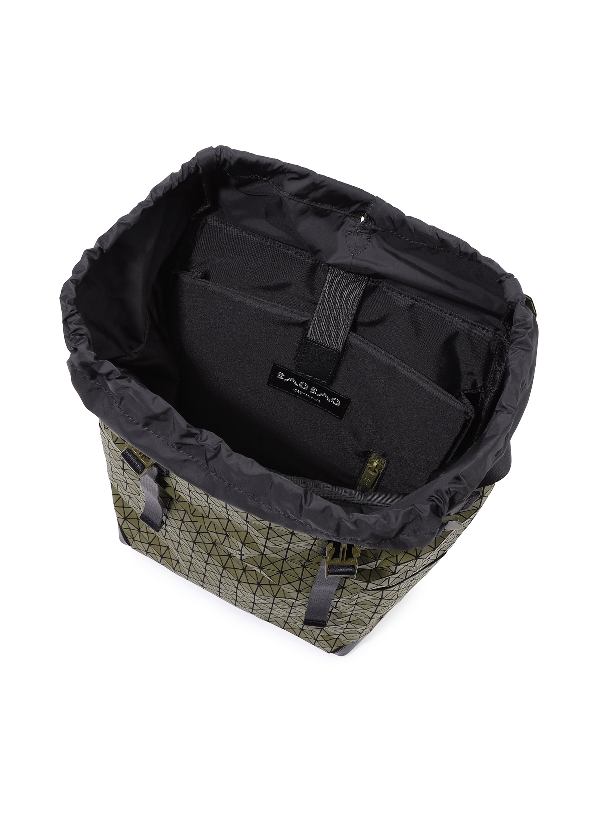 Issey Miyake Hiker Kuro batoh khaki na notebook