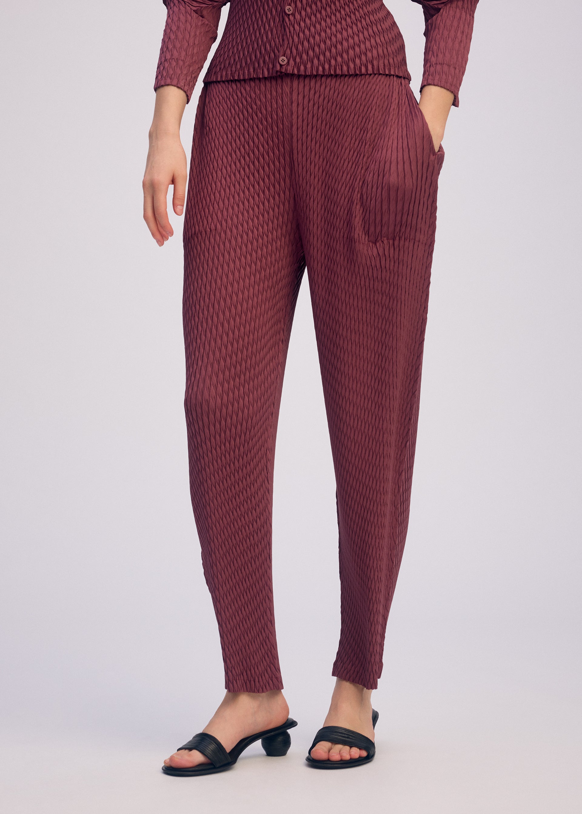 Issey Miyake Sleek Pleats kalhoty světle šedé saténové