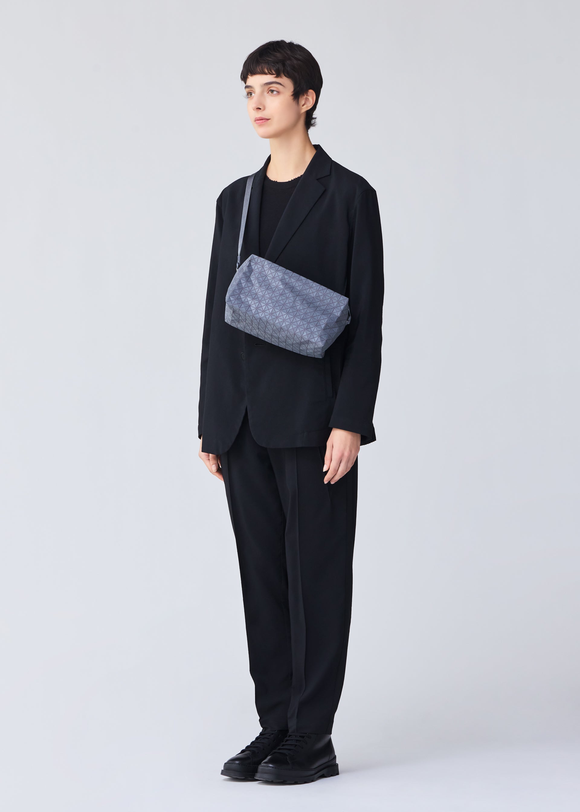 Issey Miyake Saddle Bag One-Tone kabelka šedá box