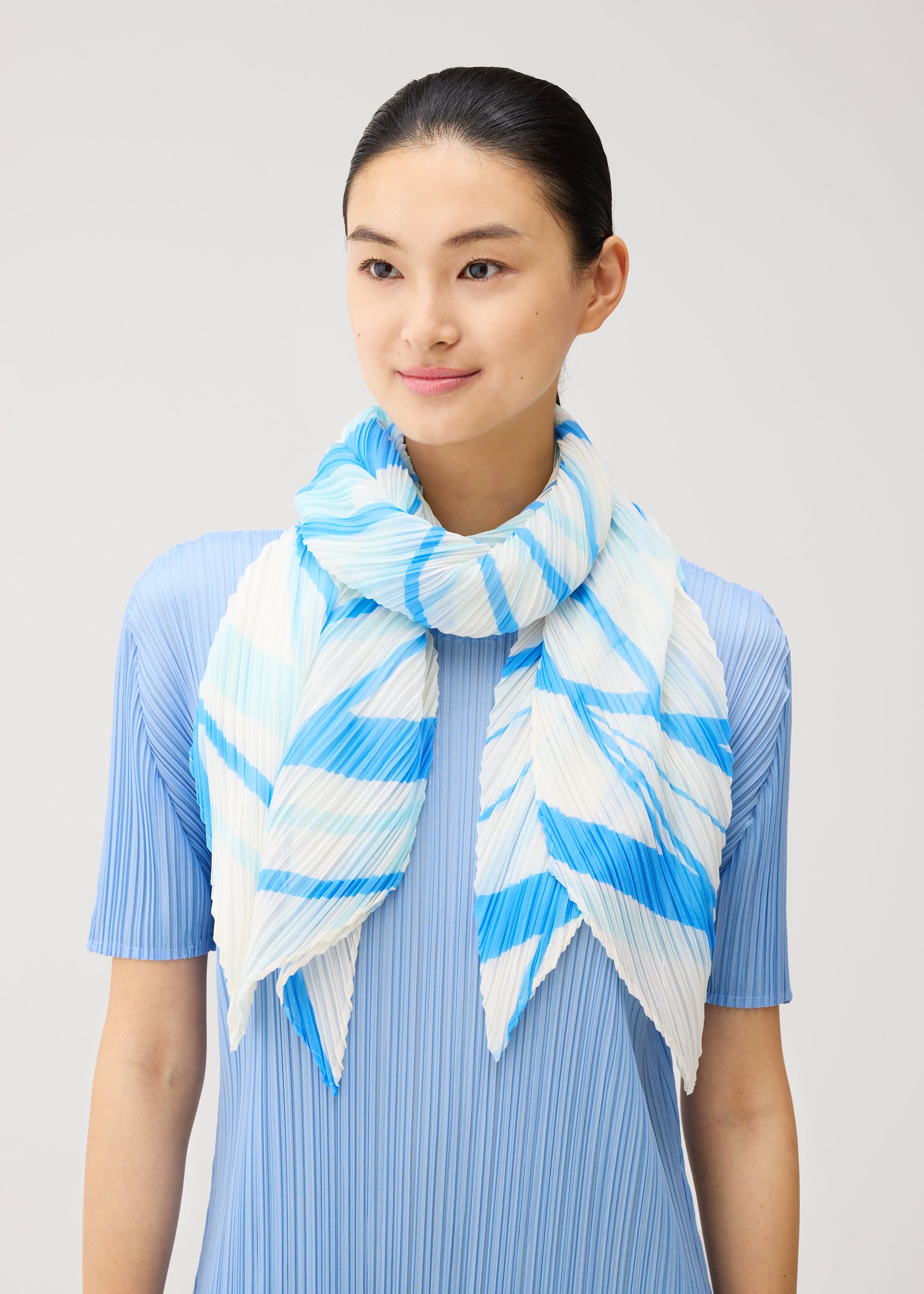 Issey Miyake Fold Line Scarf šála bílá