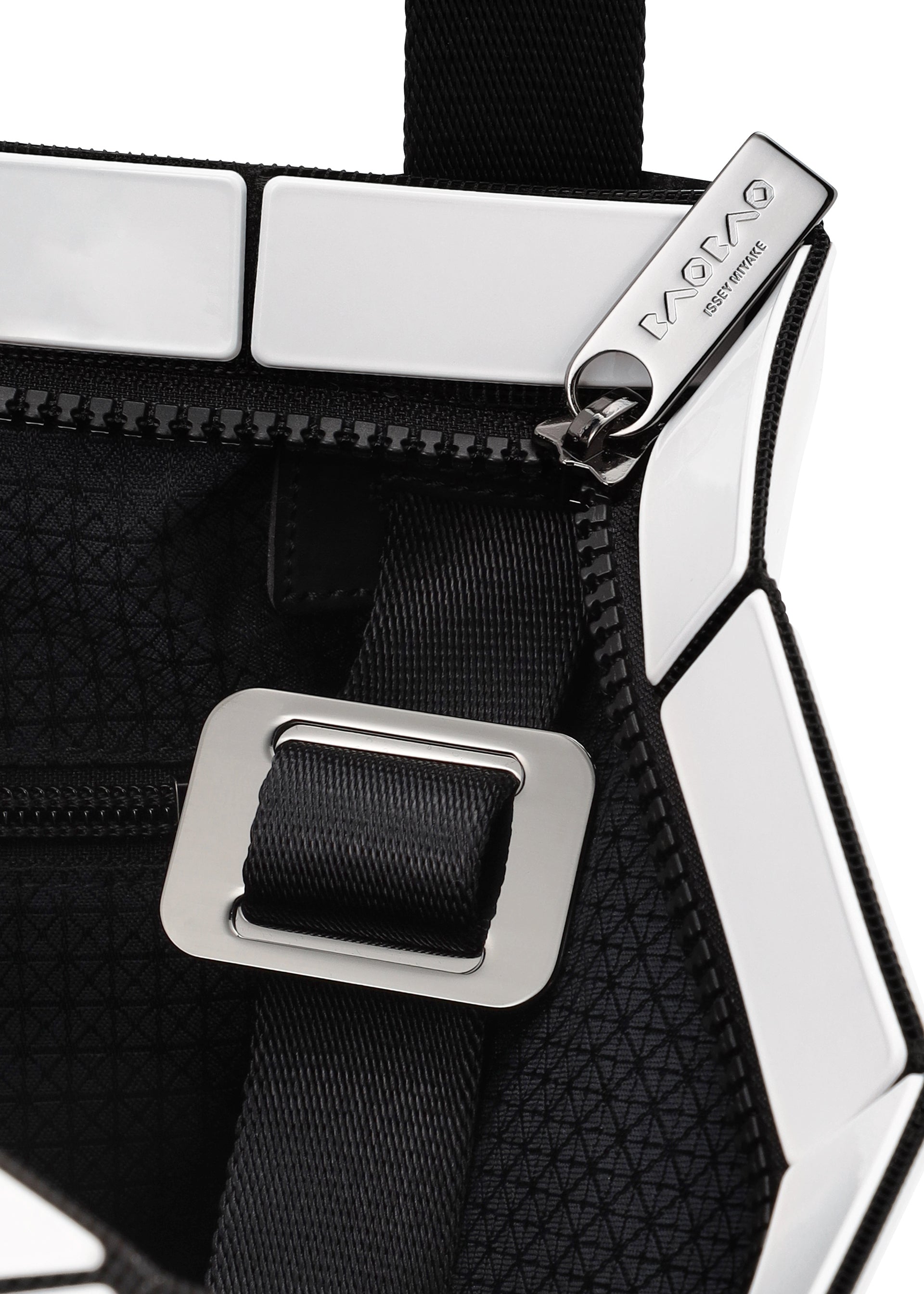 Issey Miyake Lucent kabelka přes rameno černá
