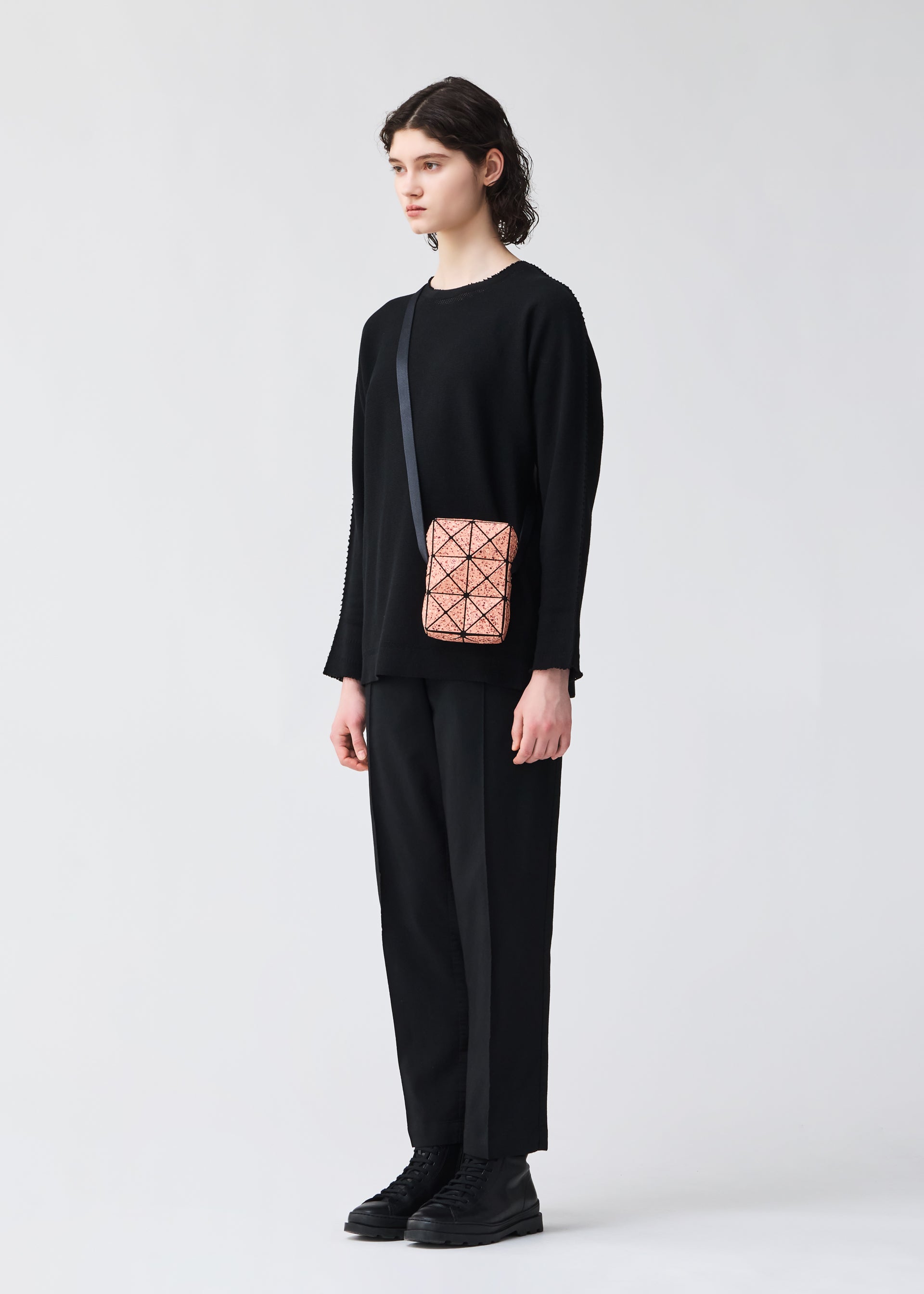 Issey Miyake City crossbody kabelka stone gray matná