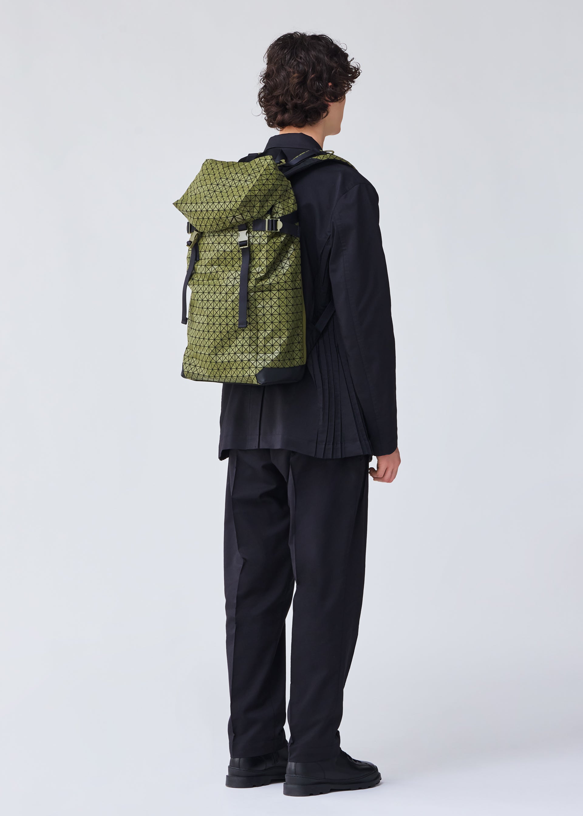 Issey Miyake Hiker Kuro batoh khaki na notebook
