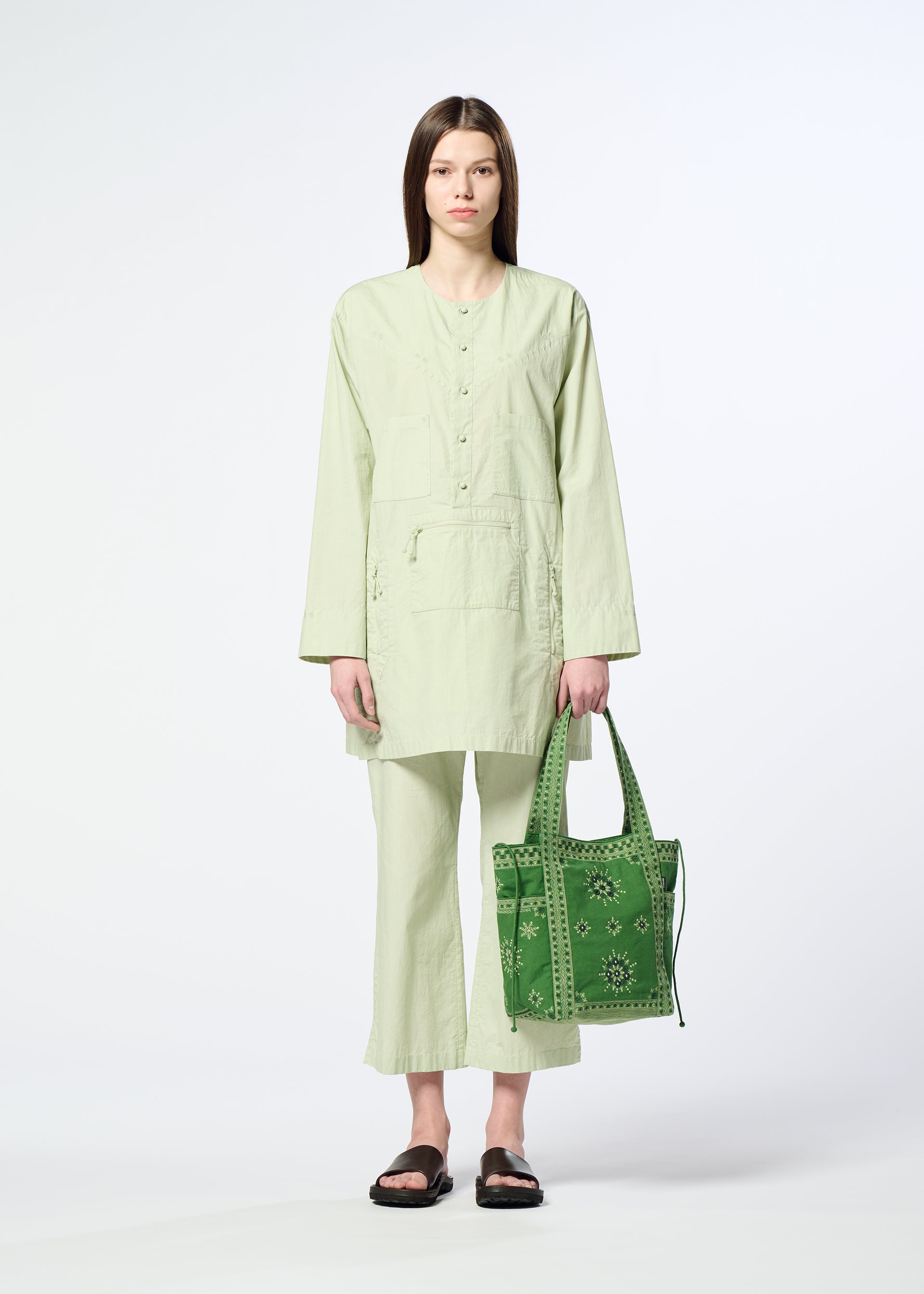 Issey Miyake HaaT Dazzle Mirror Box tote tmavě šedá s výšivkou