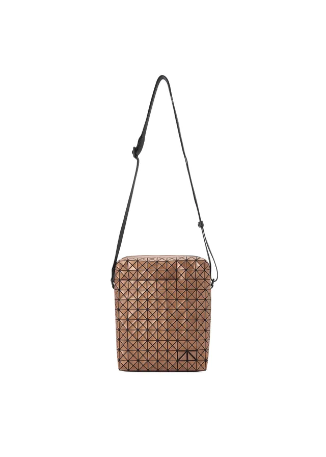 Issey Miyake Voyager Reflector crossbody měděně hnědá