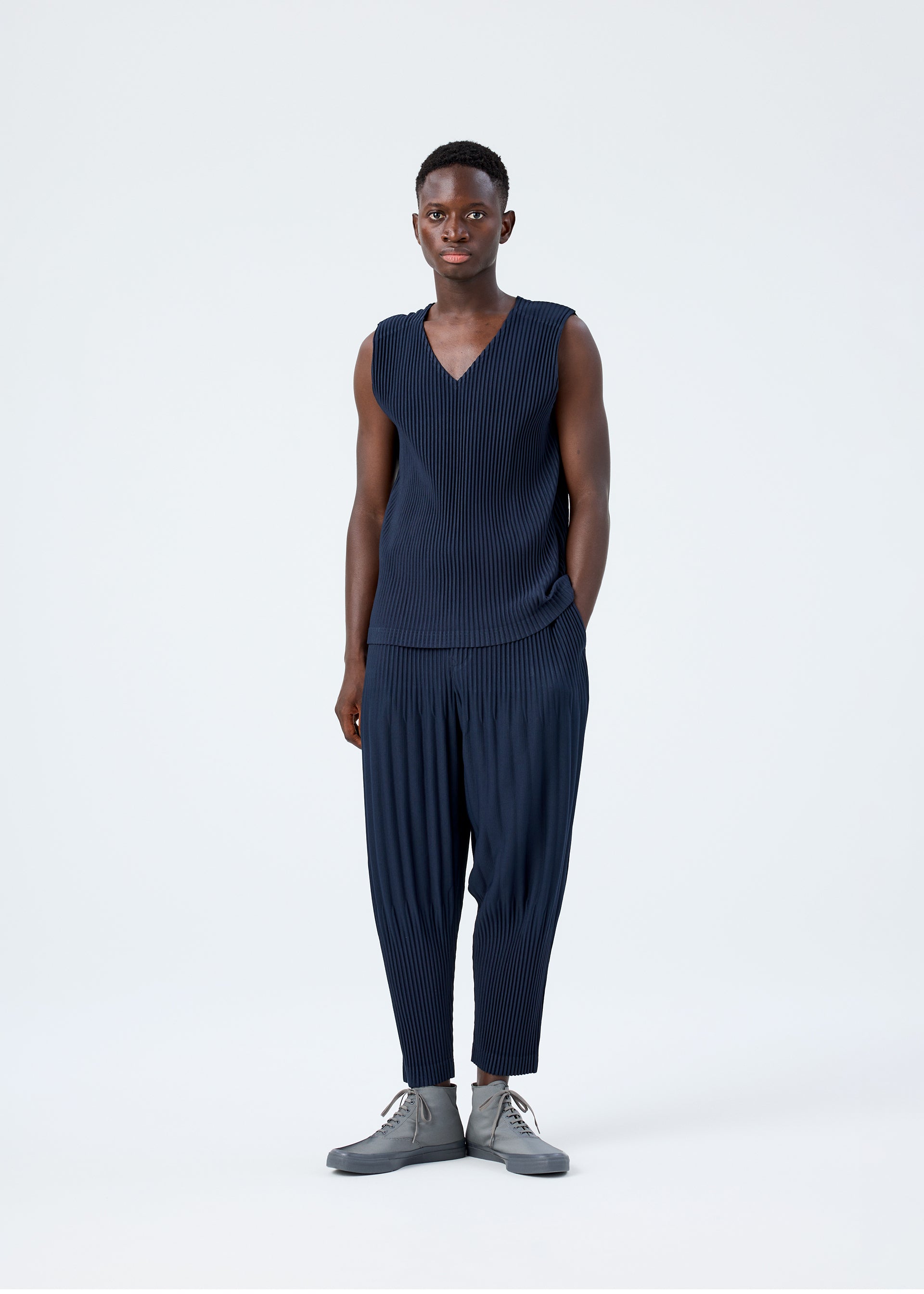 Issey Miyake Basics vesta s výstřihem Black