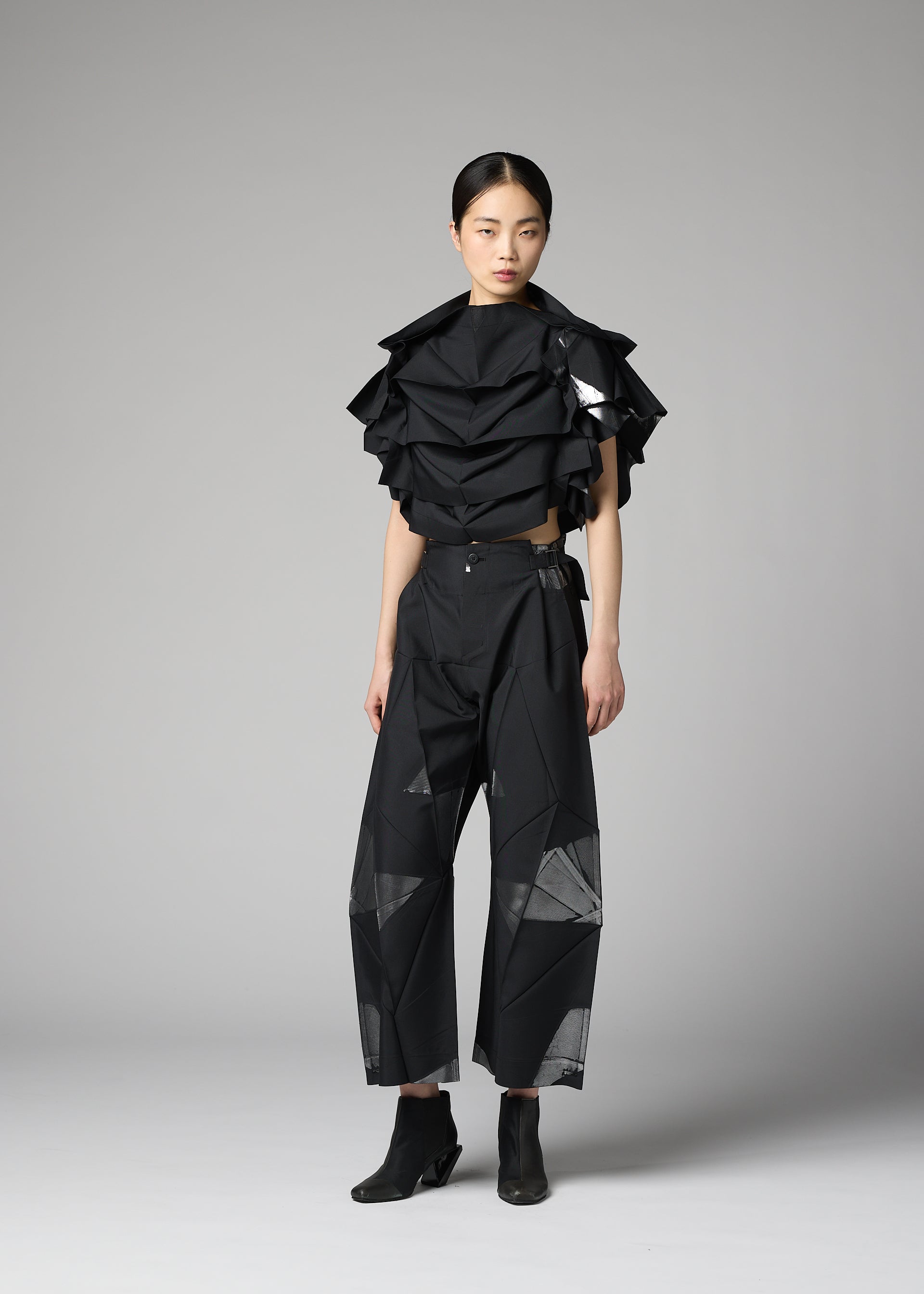 132 5. Issey Miyake No.10-2 top bílo-stříbrný