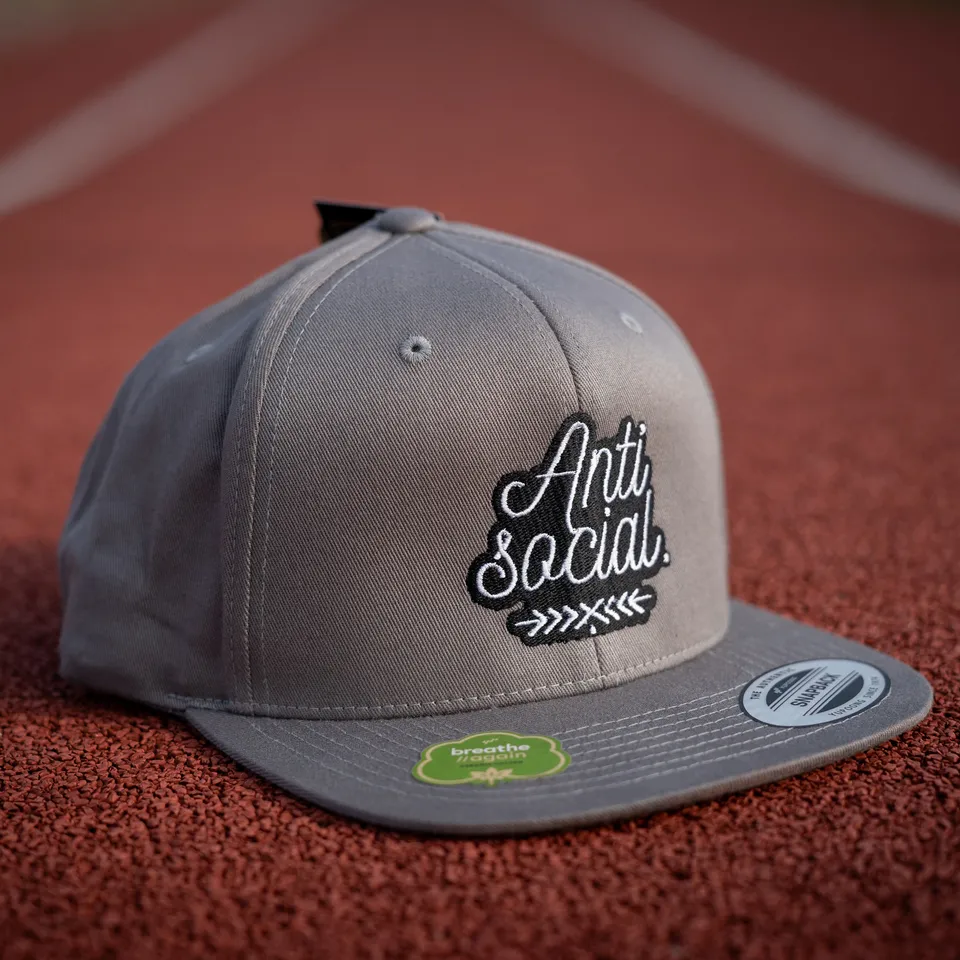 Magifešn BIO Kšiltovka snapback Antisocial z biobavlny