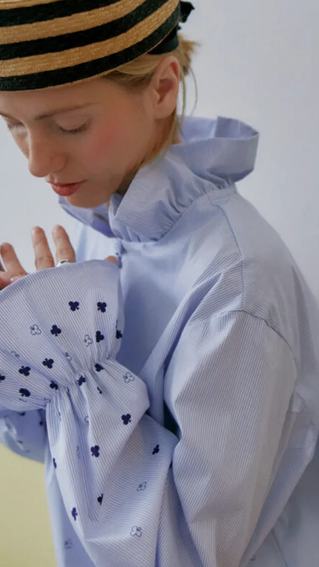 Aurelia & Zwei Frauen Baby Blue košile s volánem