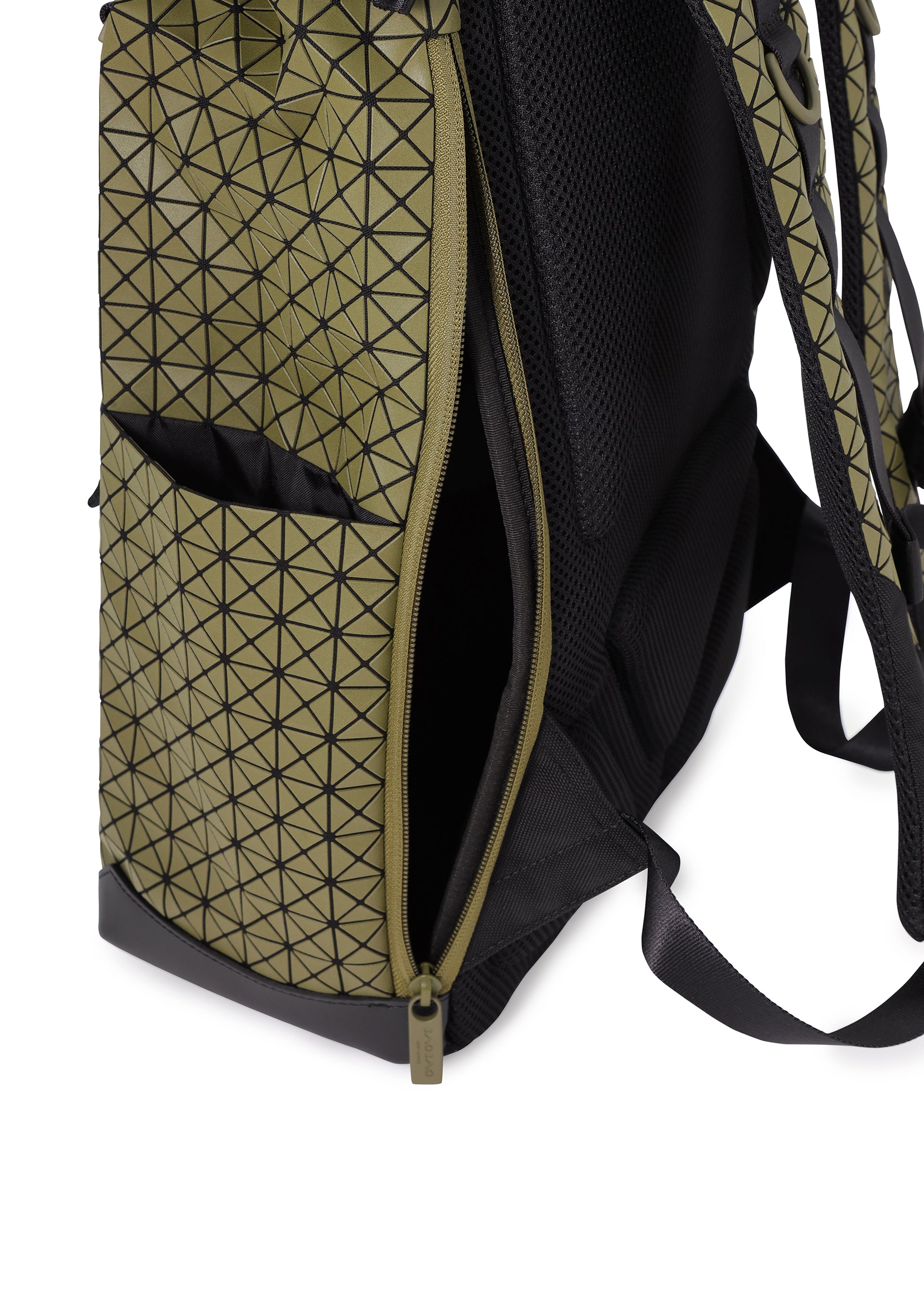 Issey Miyake Hiker Kuro batoh khaki na notebook