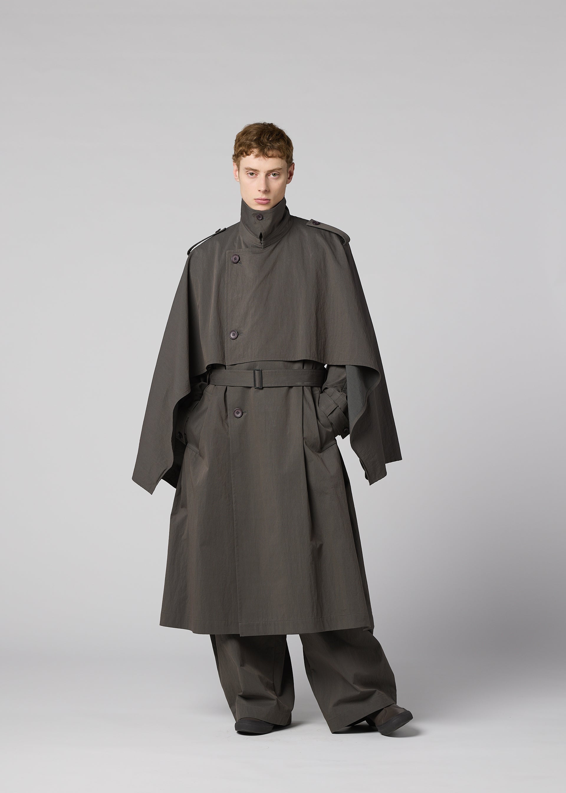 Issey Miyake Overlap kabát hnědý lehká bavlna