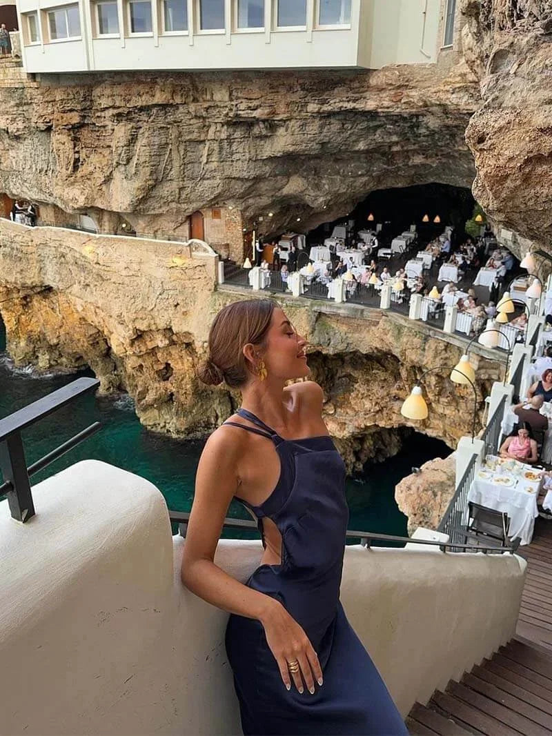 Norielle Glamour saténové dlouhé šaty tmavě modré holá záda