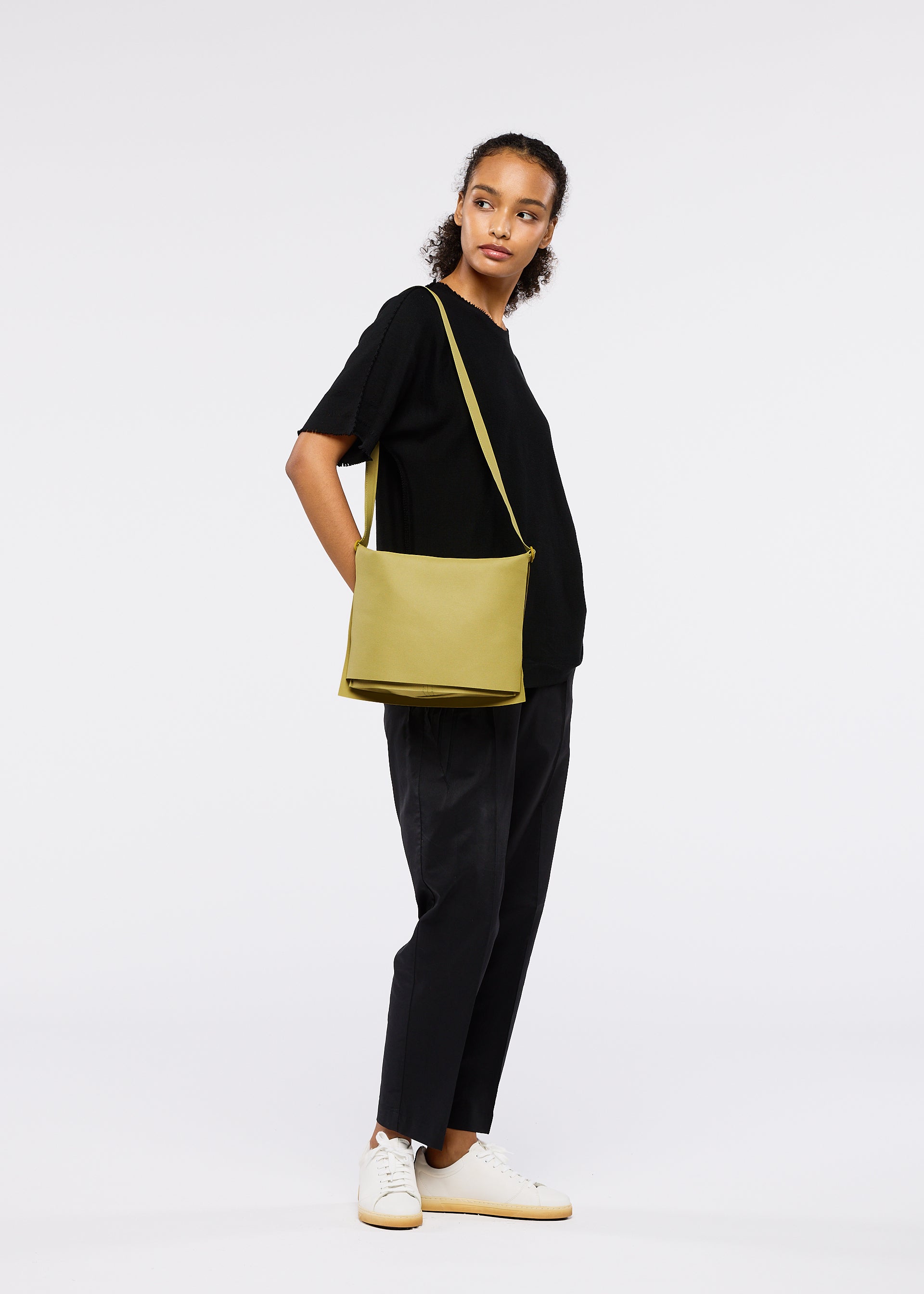Issey Miyake Good Goods Roll kabelka černá lehká