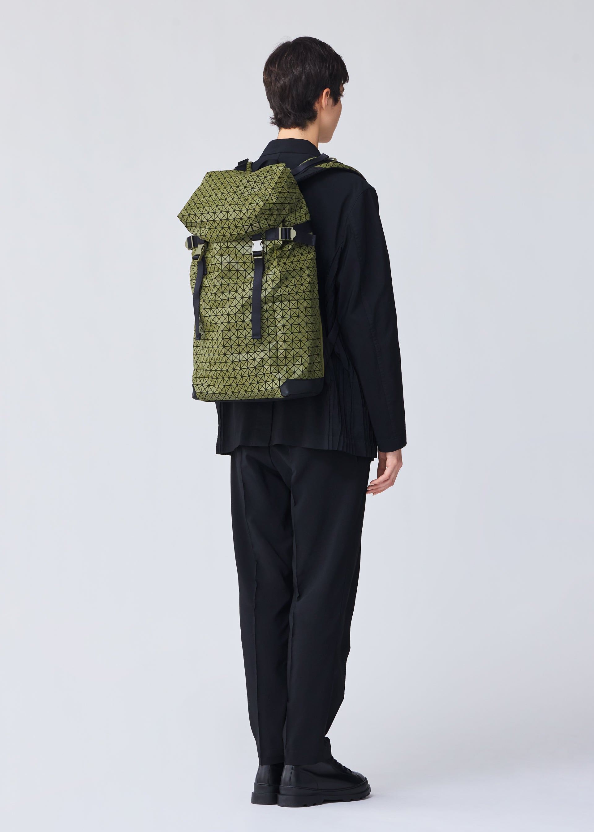 Issey Miyake Hiker Kuro batoh khaki na notebook