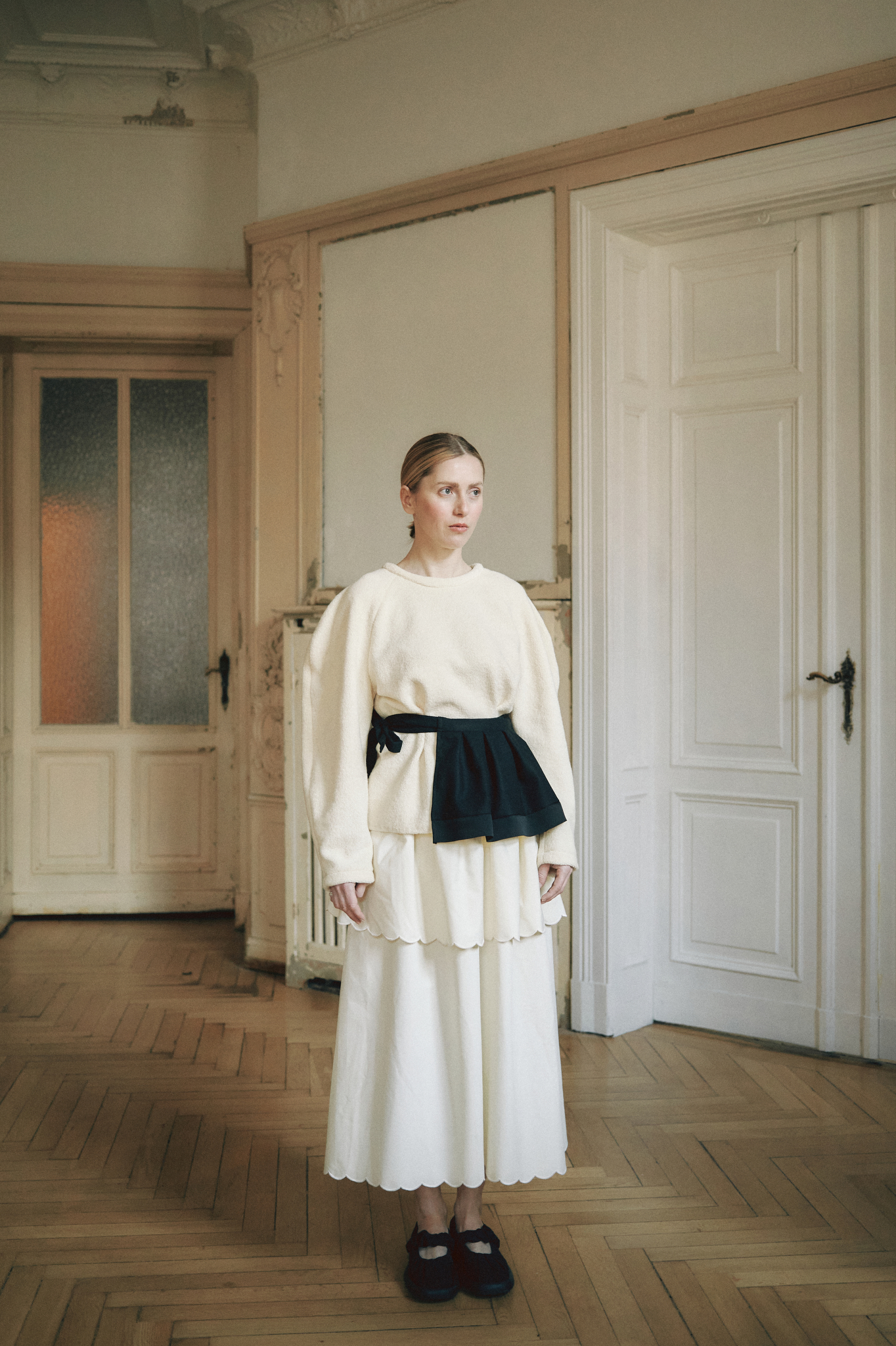 Aurelia & Zwei Frauen Tara peplum vlněné s hedvábným volánem