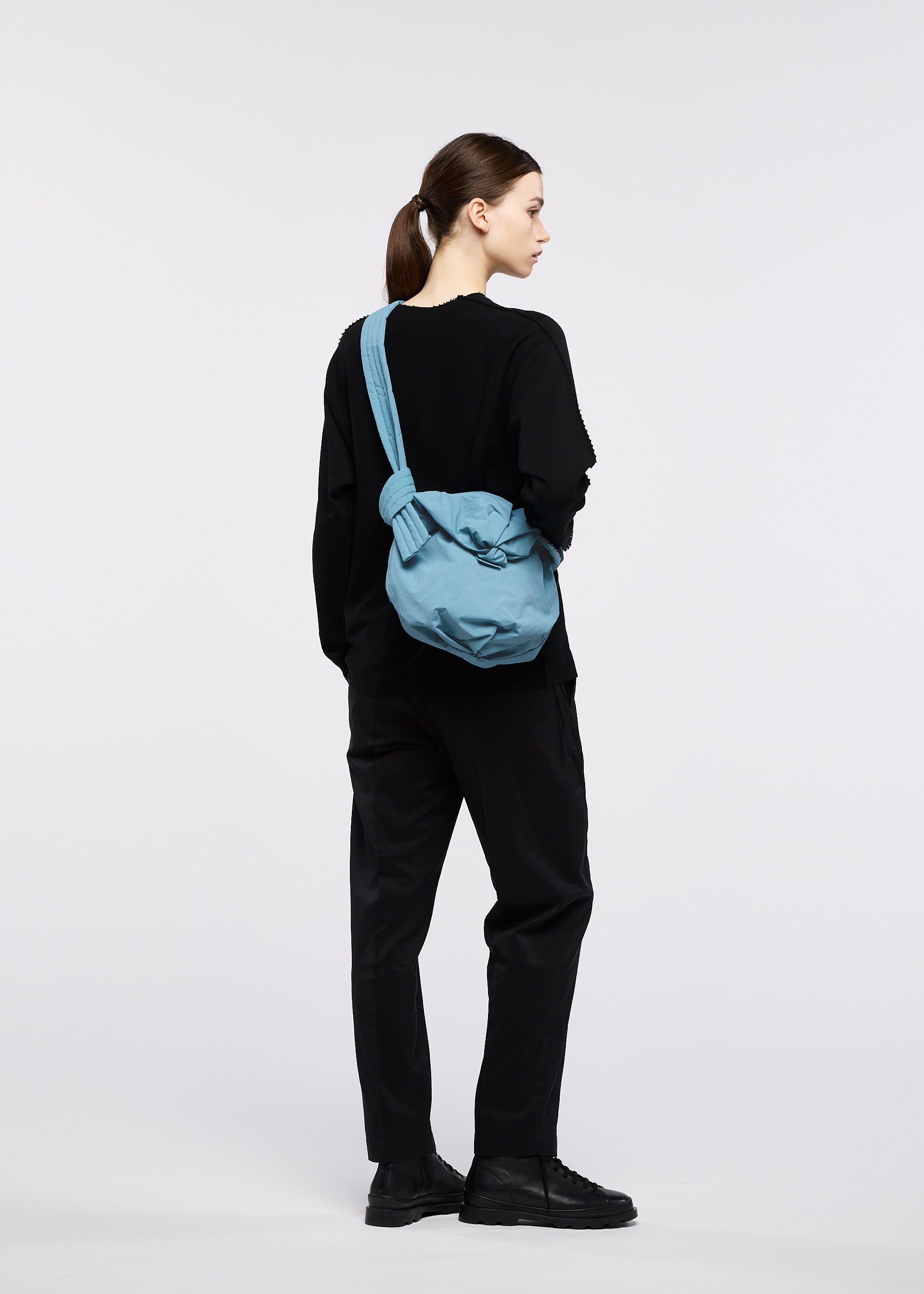 Issey Miyake Fuwa Fuwa crossbody kabelka černá lehká