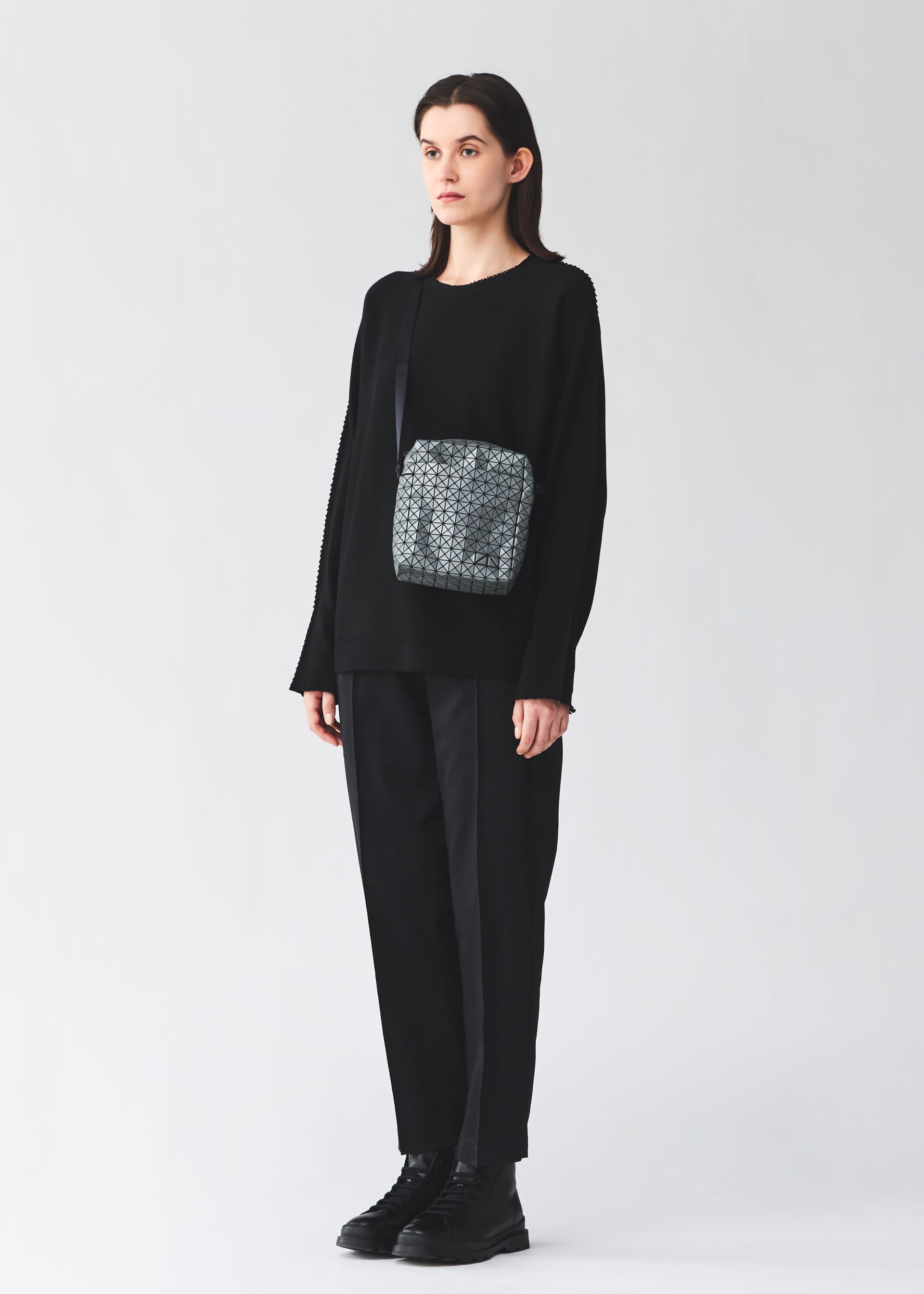 Issey Miyake Voyager Reflector crossbody měděně hnědá