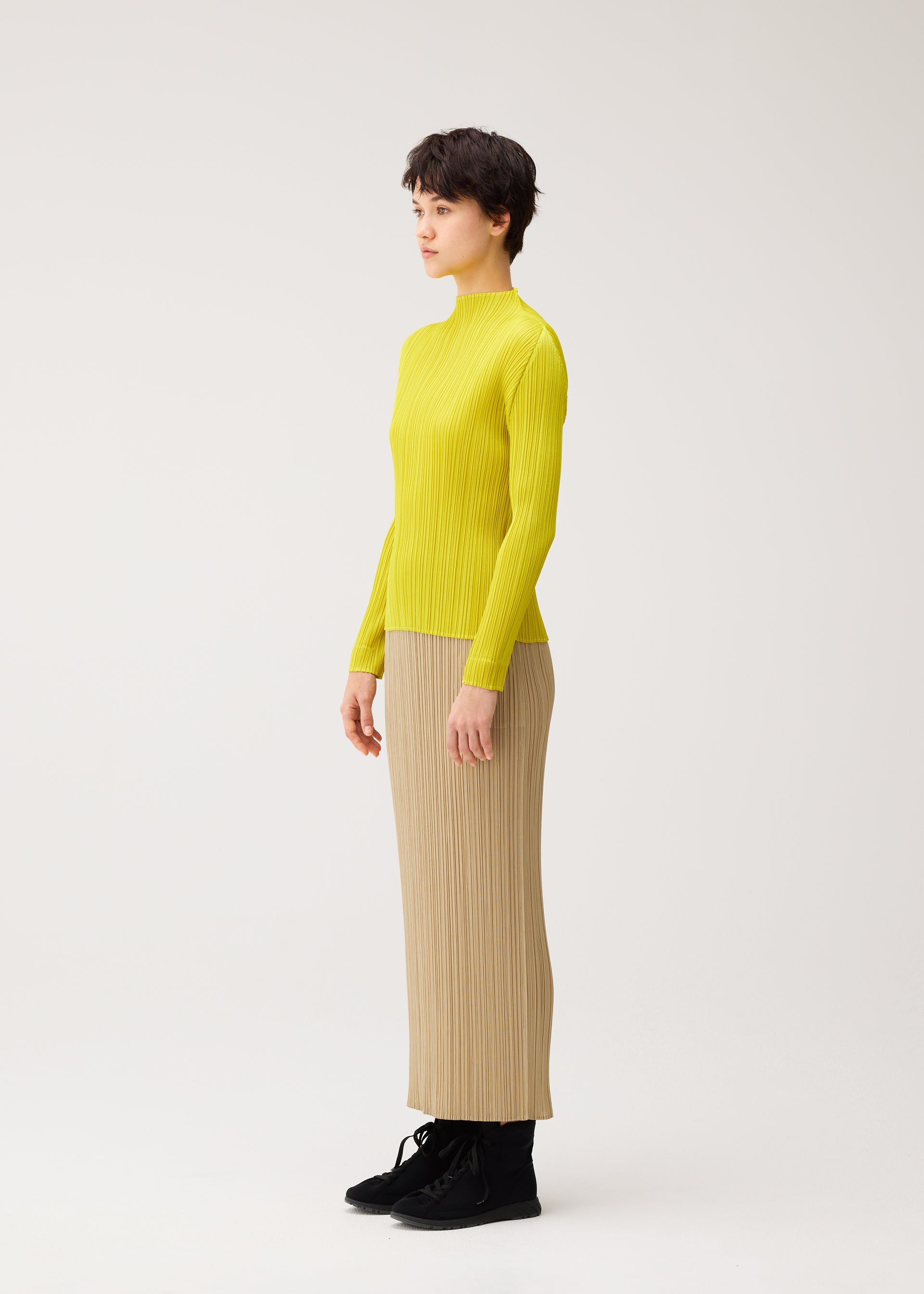 Issey Miyake Monthly Colors October top s rolákem ash beige