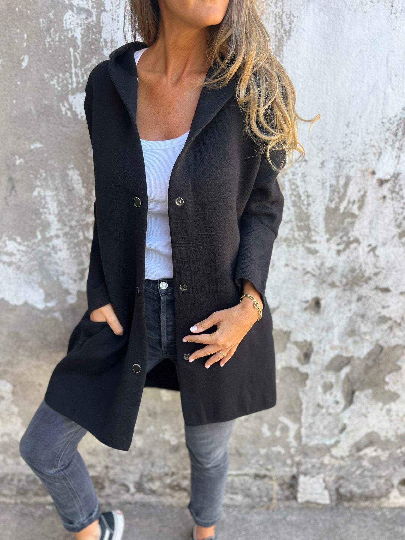 Norielle šedý polodlouhý kabát s kapucí na knoflíky