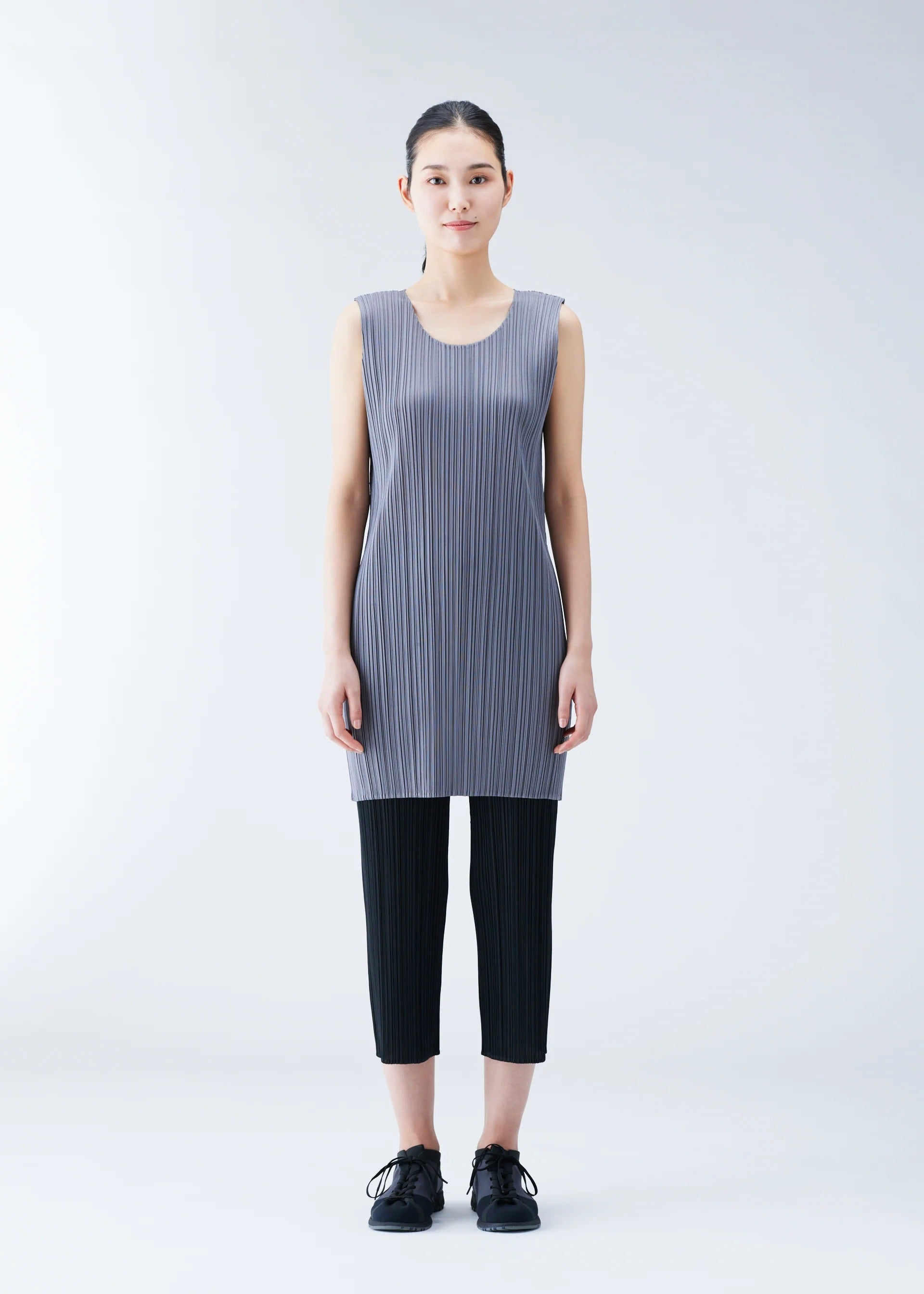 Issey Miyake Basics tunika světle šedá plisé