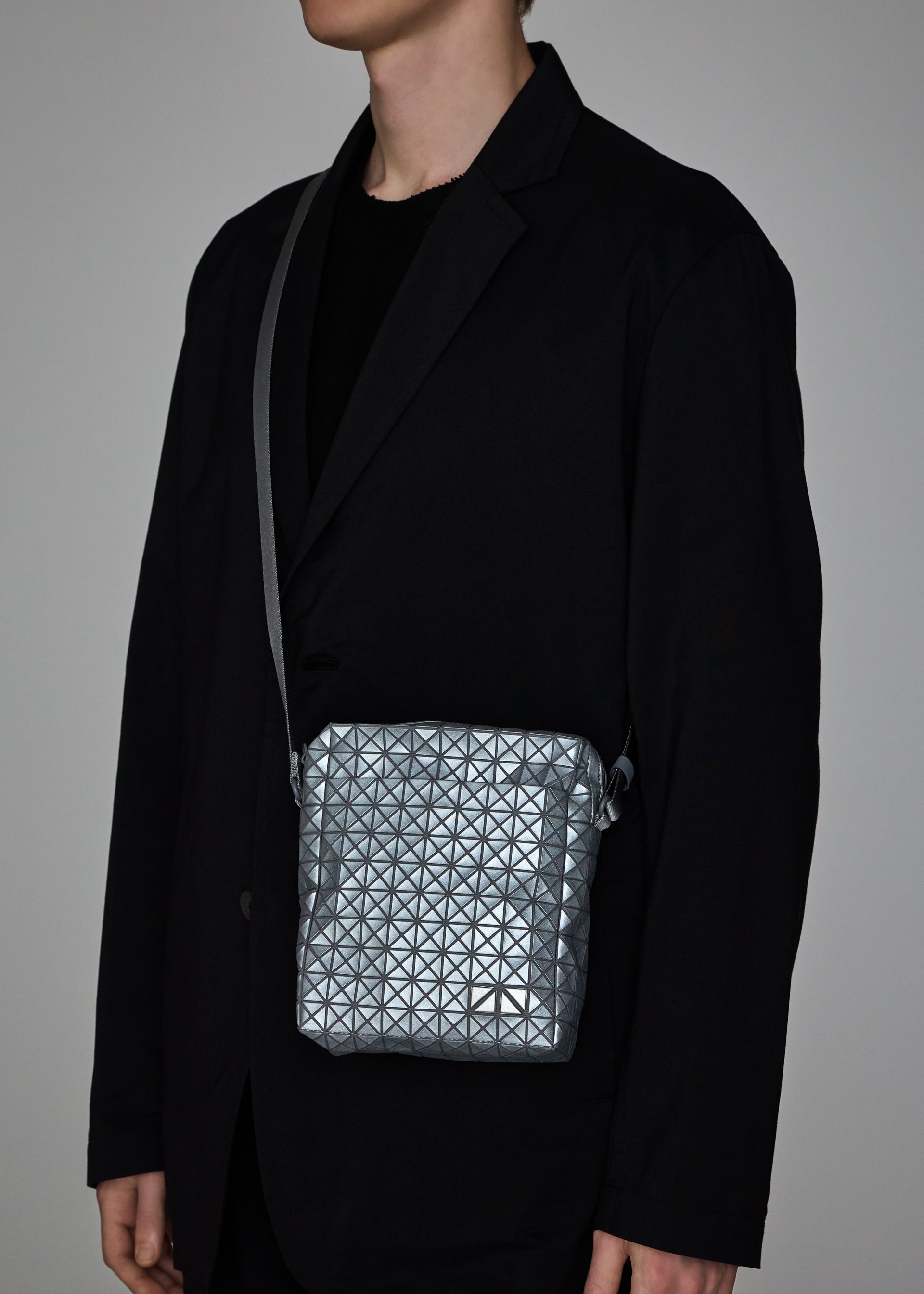 Issey Miyake Voyager Reflector kabelka přes rameno stříbrná reflexní