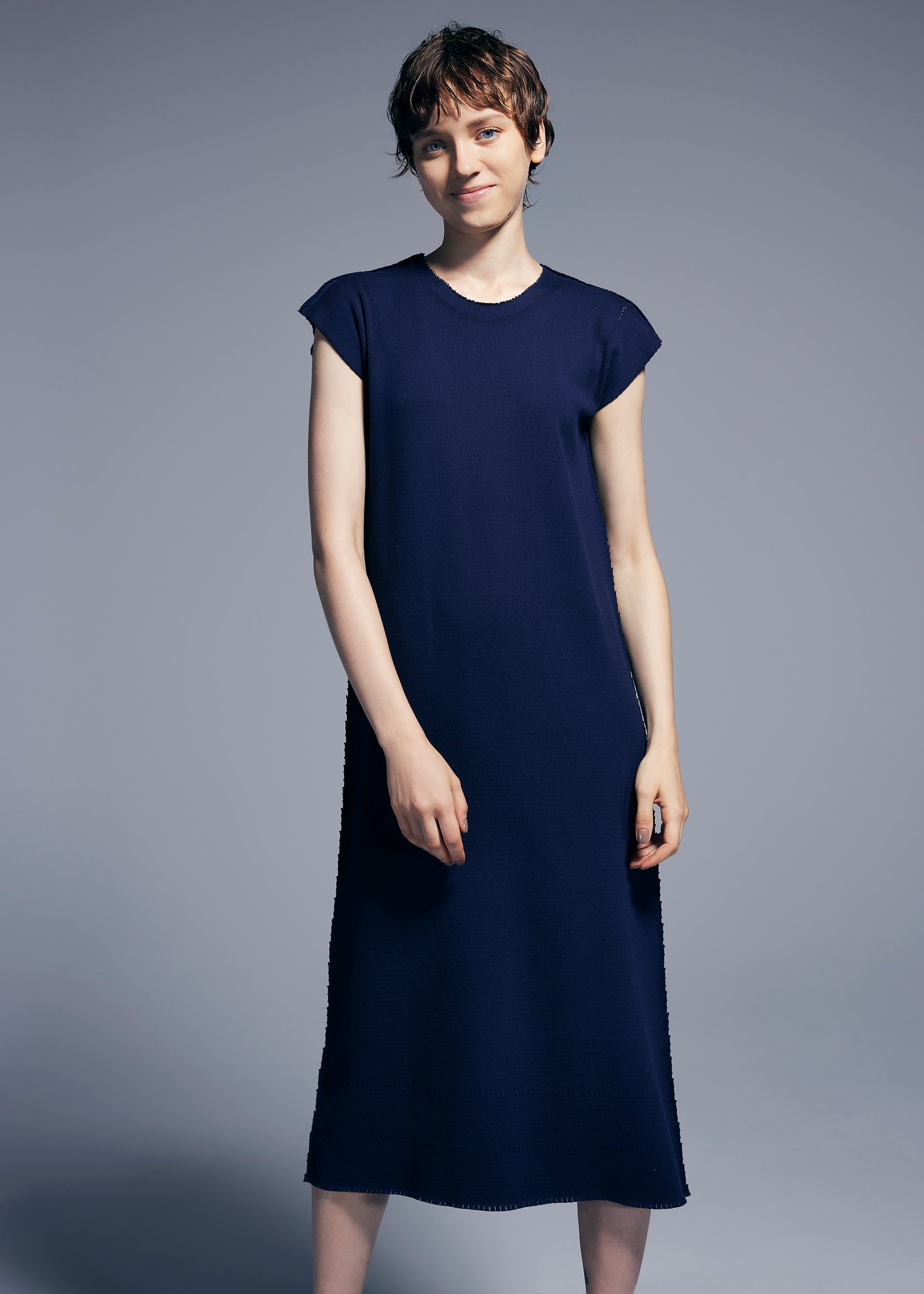 Issey Miyake Type-A Basics šaty světle šedé francouzský rukáv