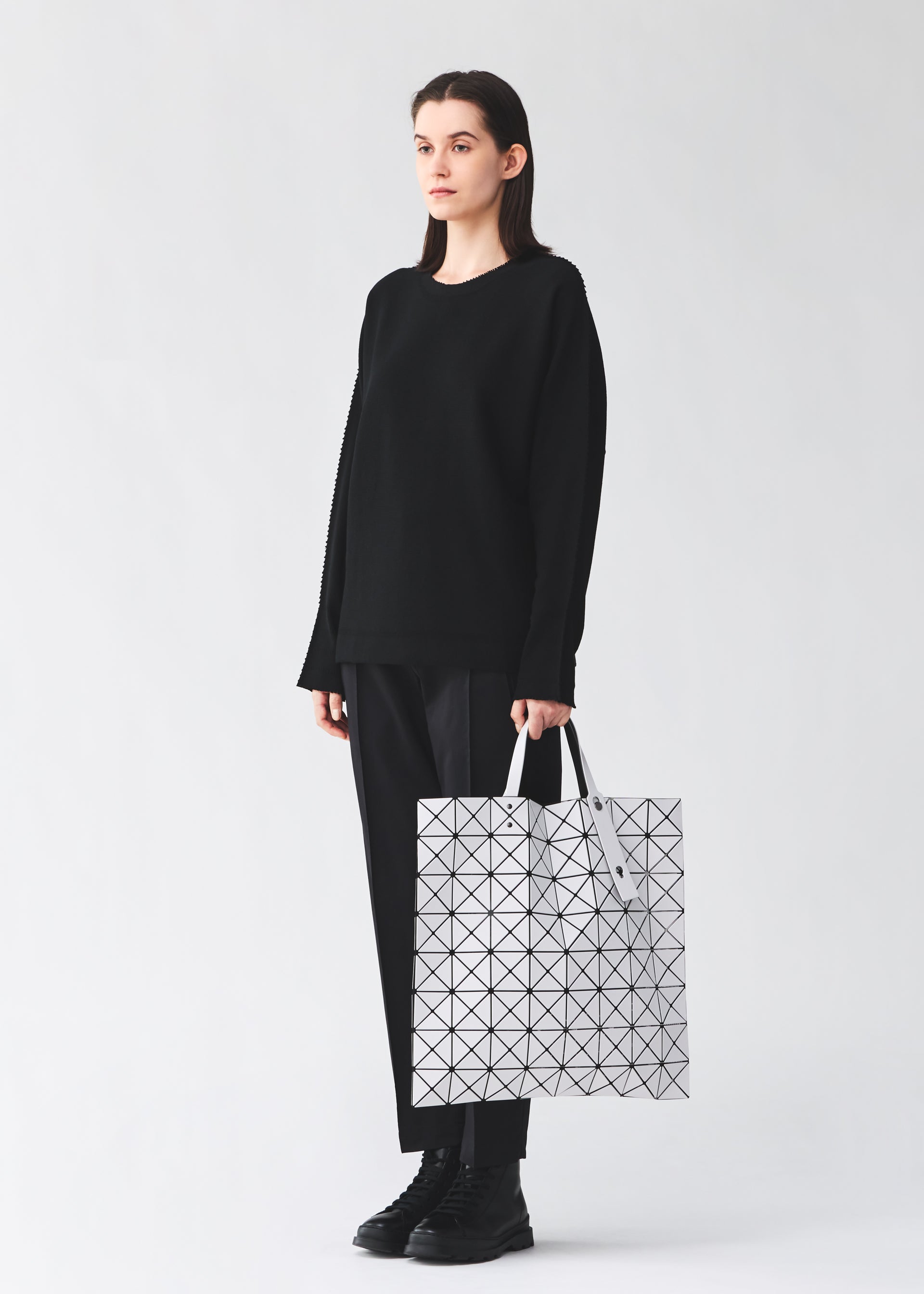 Issey Miyake LUCENT MATTE tote světle šedá A3 mat