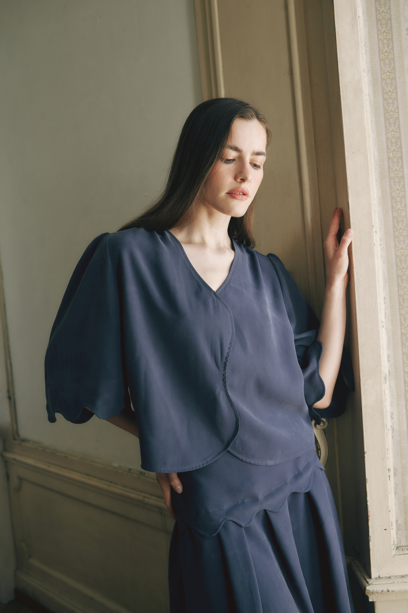 Aurelia & Zwei Frauen Bella top viskózový navy V výstřih