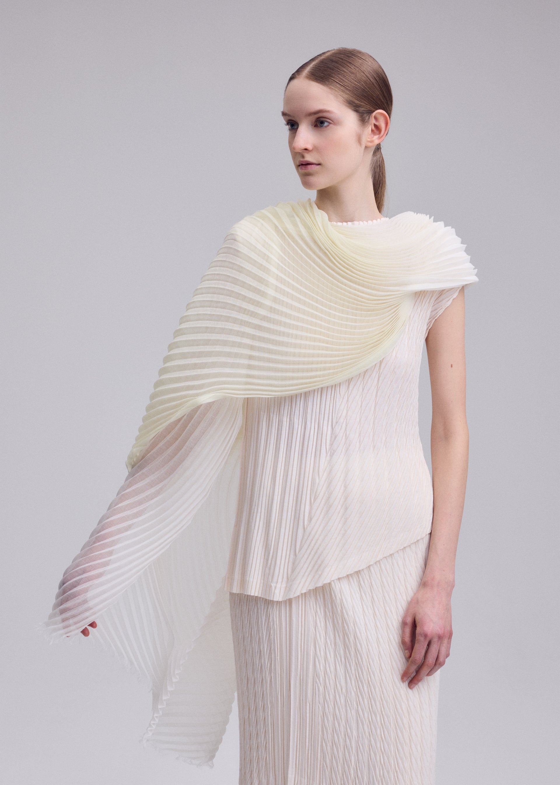 Issey Miyake Gradation Ramie Pleats štola bílá plisovaná
