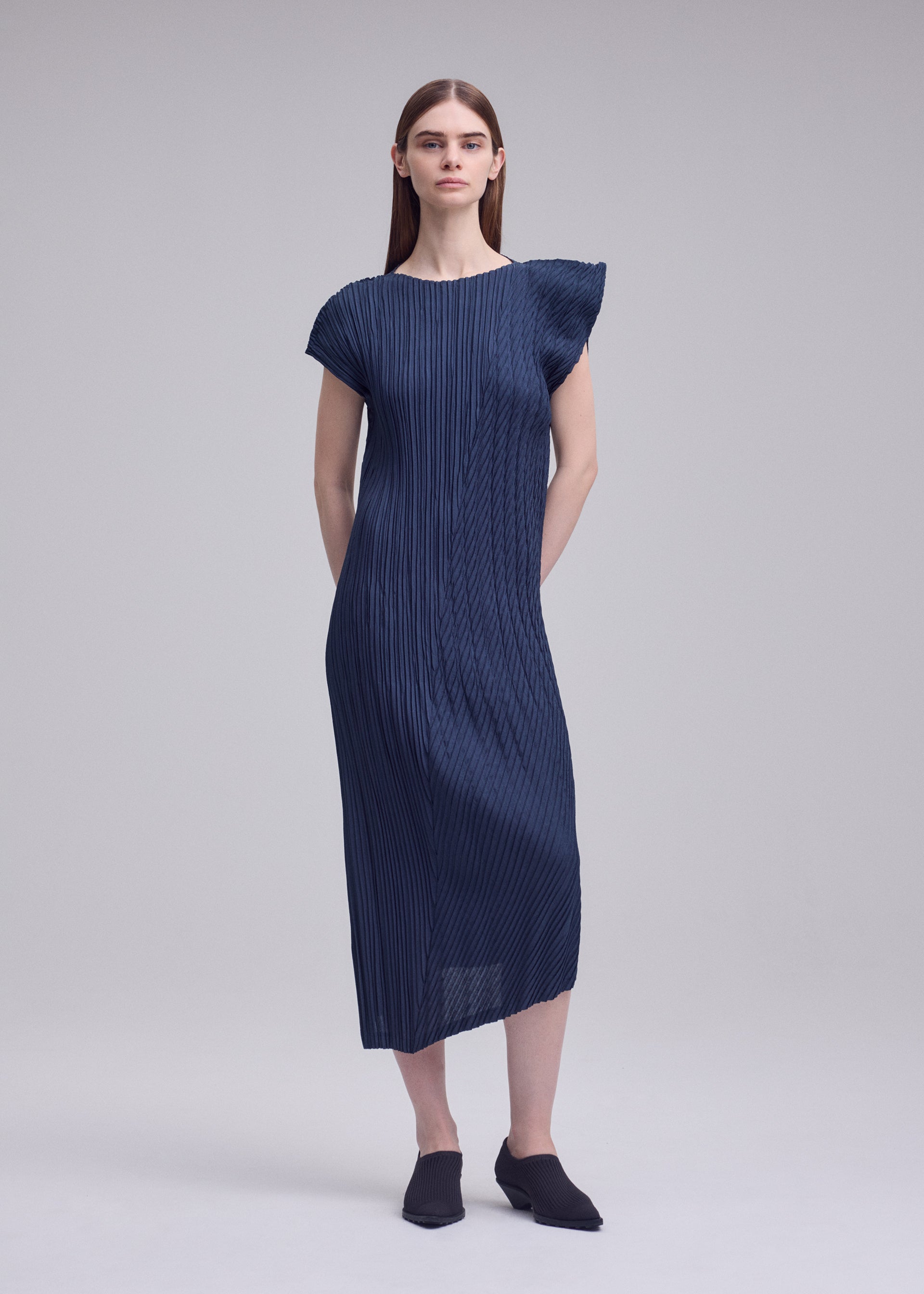 Issey Miyake Unfurling Pleats šaty smetanové