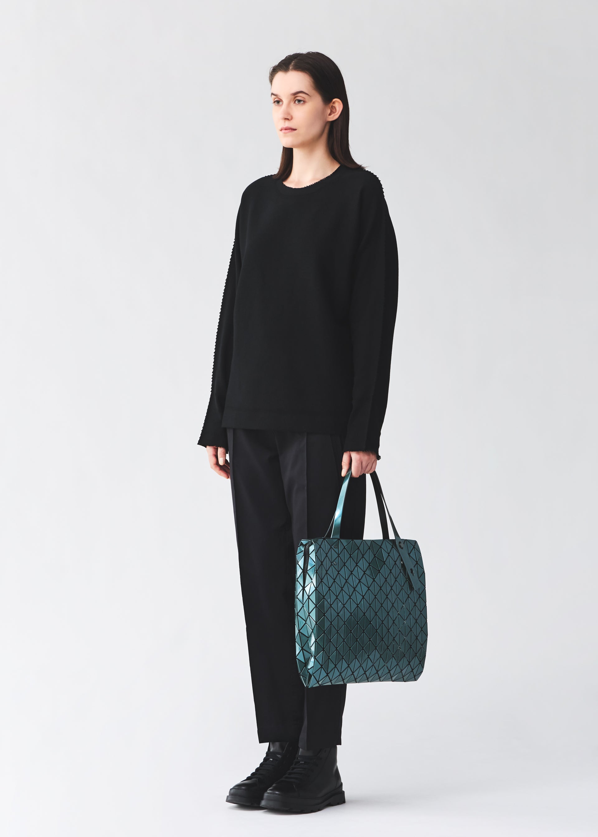 Issey Miyake Row Metallic kabelka White A4 na notebook