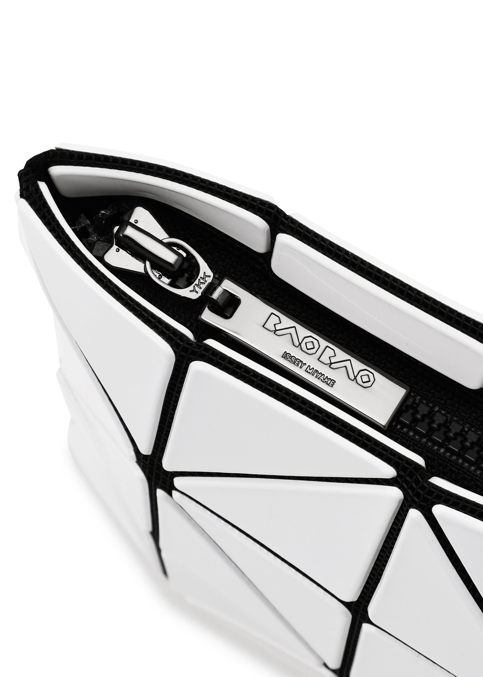 Issey Miyake LUCENT pouzdro bílé trojúhelníky