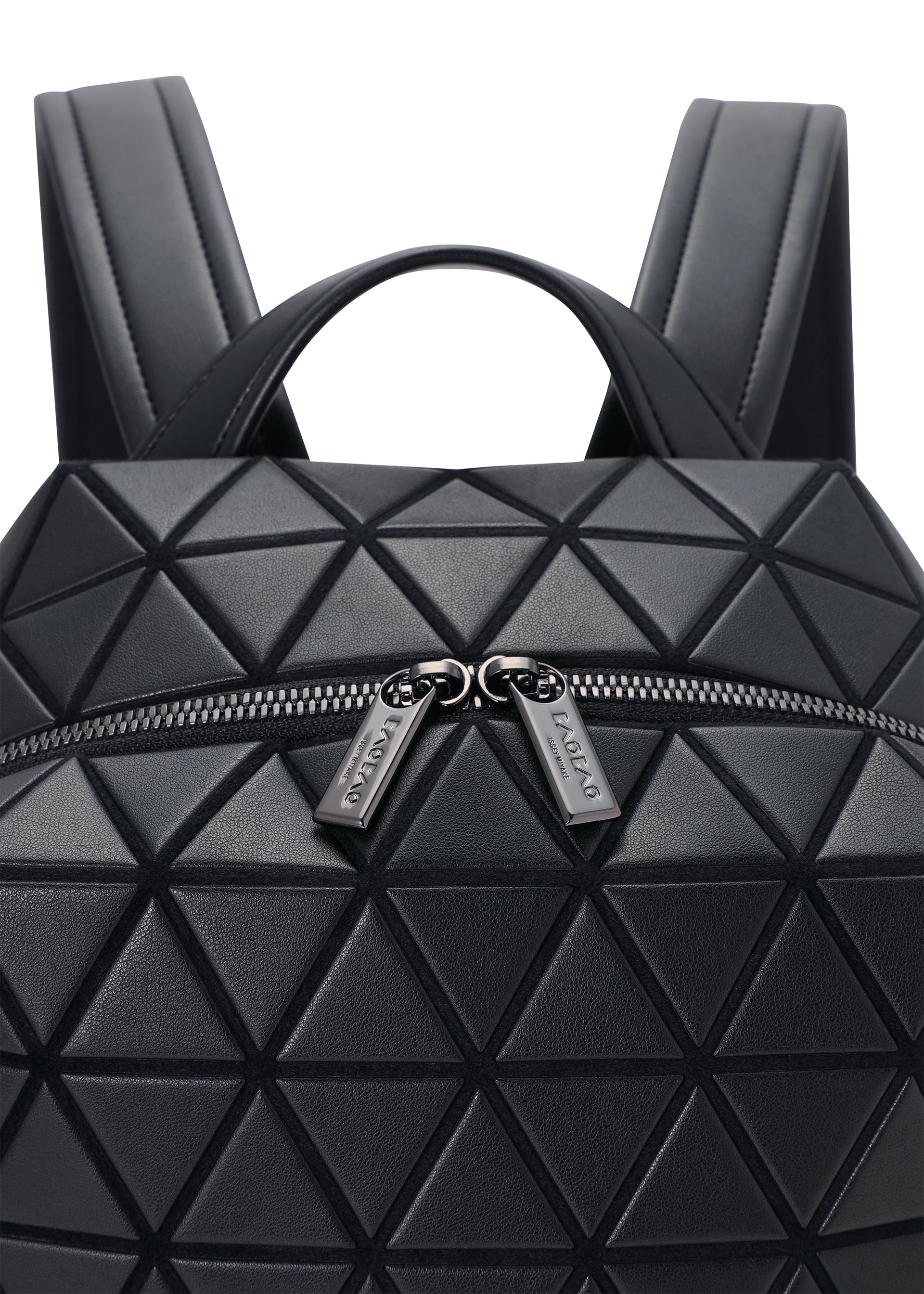 Issey Miyake Hexagon batoh černý koženkový