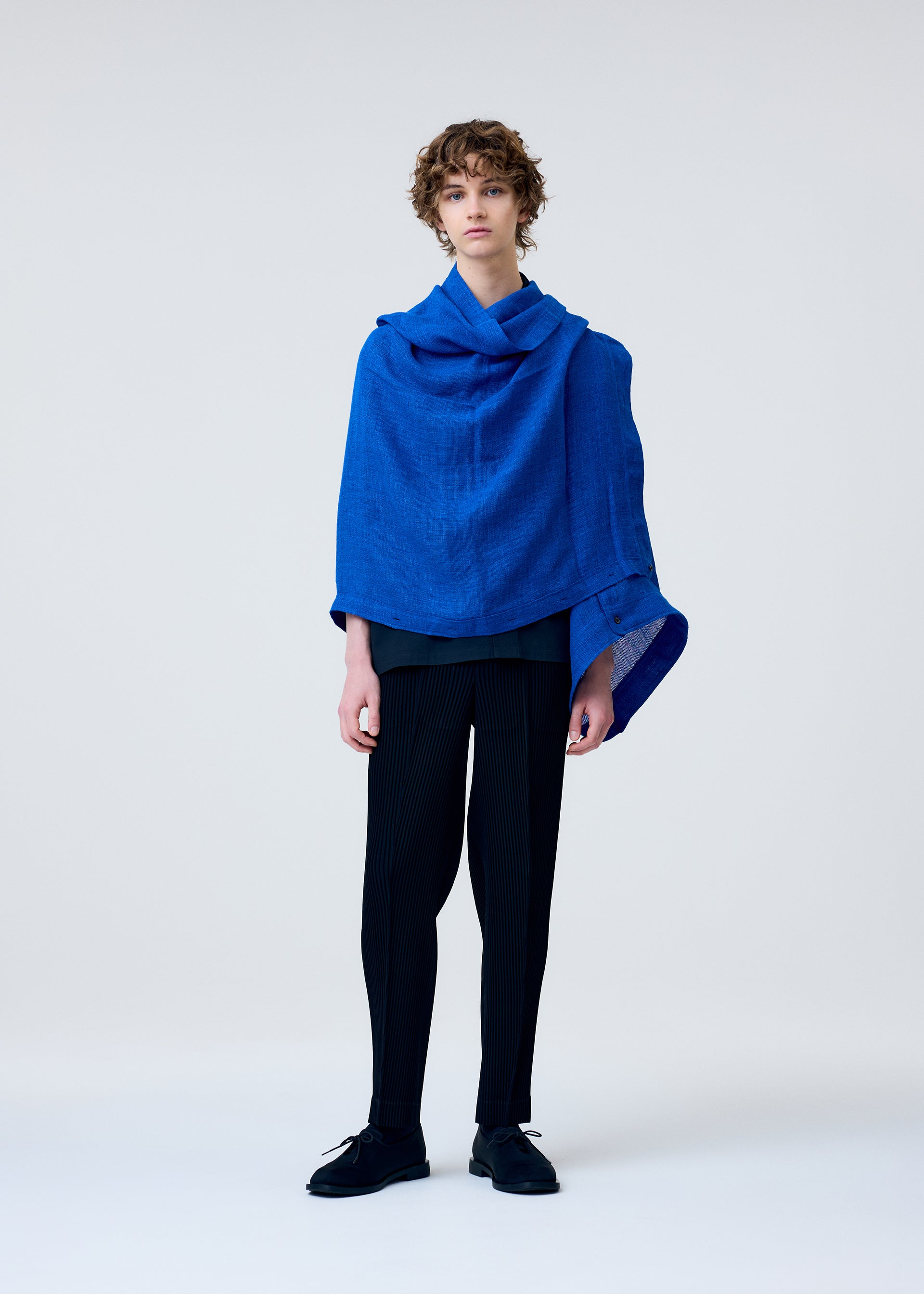 Issey Miyake SLEEVED STOLE štóla černá s rukávy