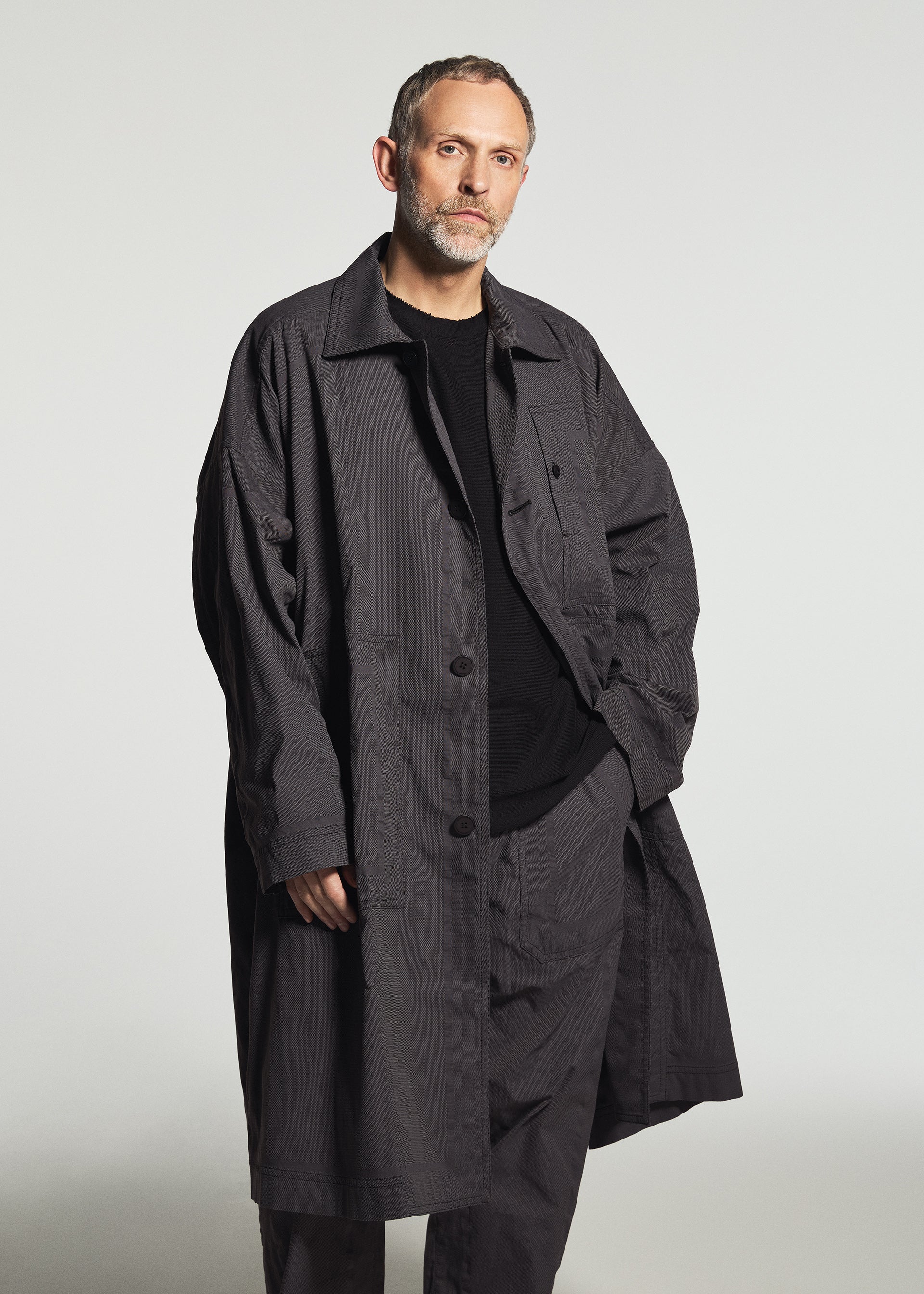 Issey Miyake Type-U 001-1 kabát tmavě šedá
