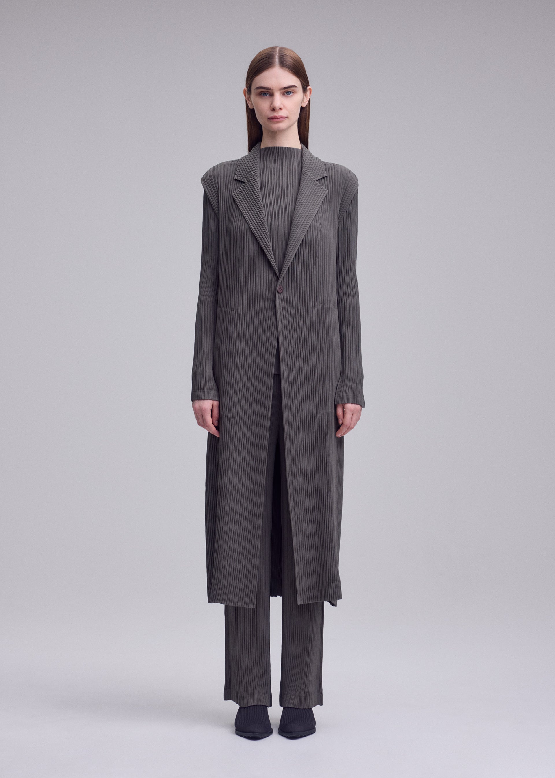 Issey Miyake Hatching Pleats plisovaná vesta šedá 1