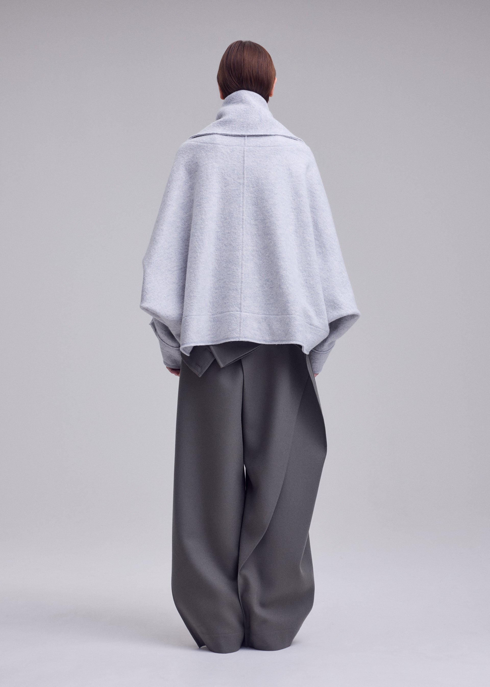 Issey Miyake Woolen Granite IM63331 dámský kabát šedý se šálou