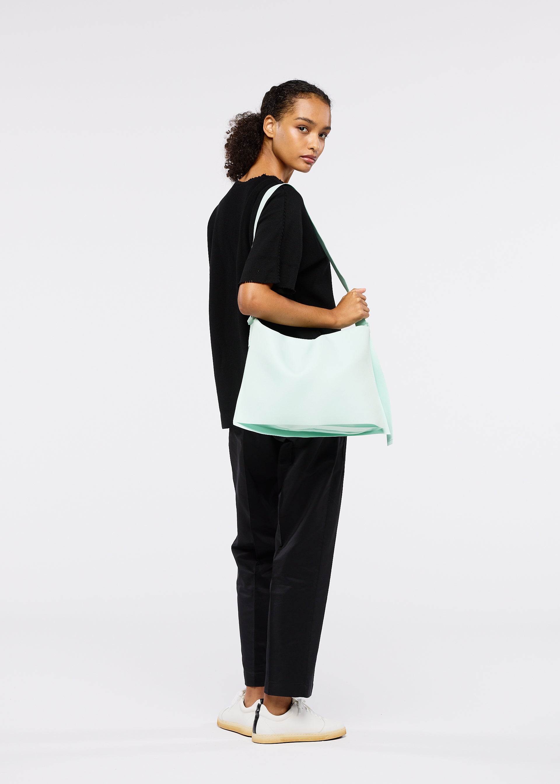 Issey Miyake Good Goods Roll kabelka černá