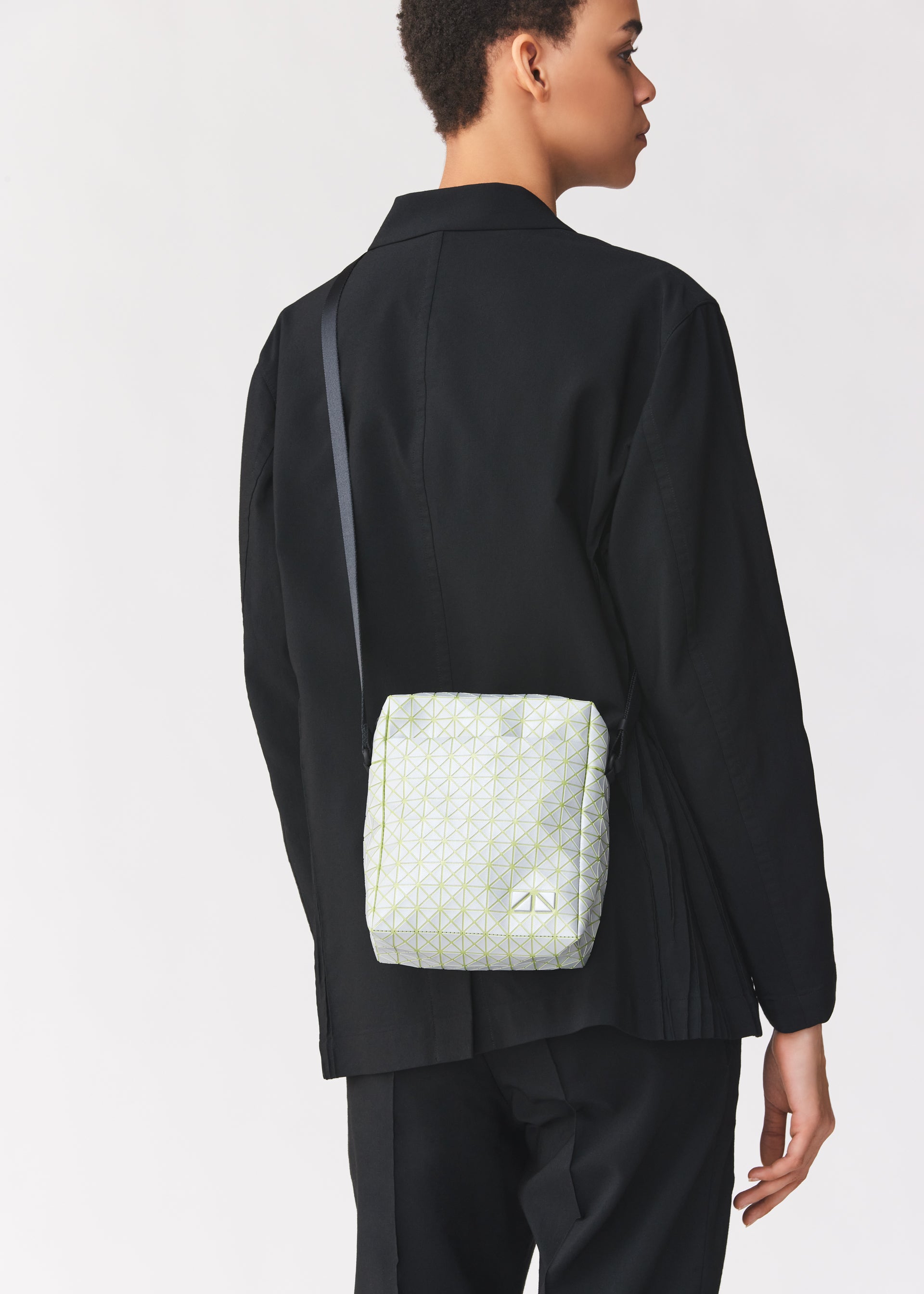 Issey Miyake Voyager Reflector crossbody kabelka černá