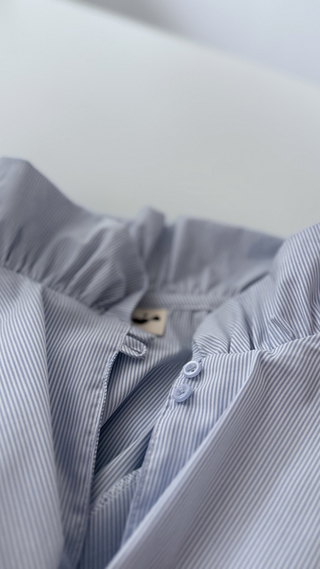 Aurelia & Zwei Frauen Baby Blue Shirt with Ruffle košile bavlněná