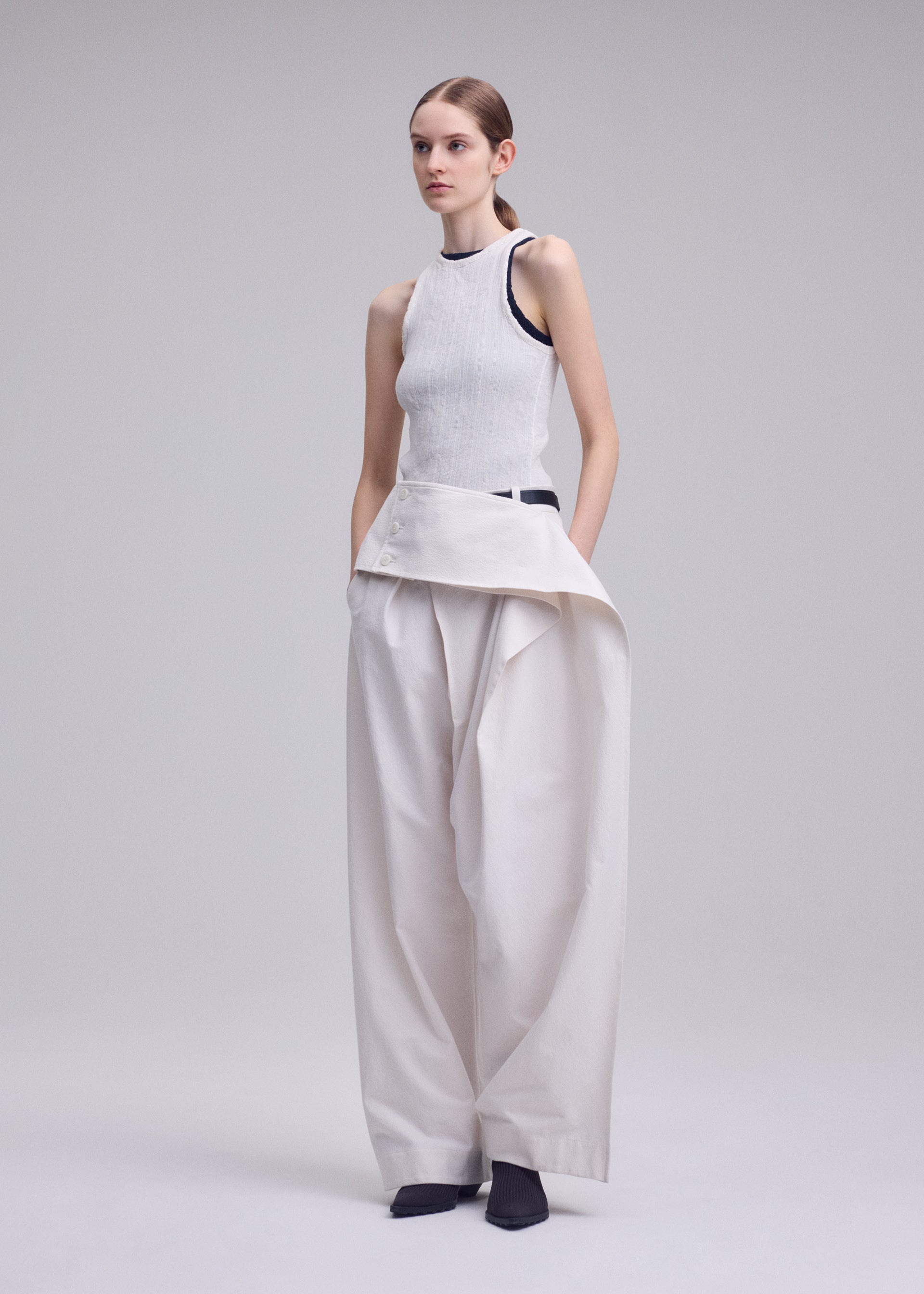 Issey Miyake Grainy kalhoty OFF-WHITE strečové