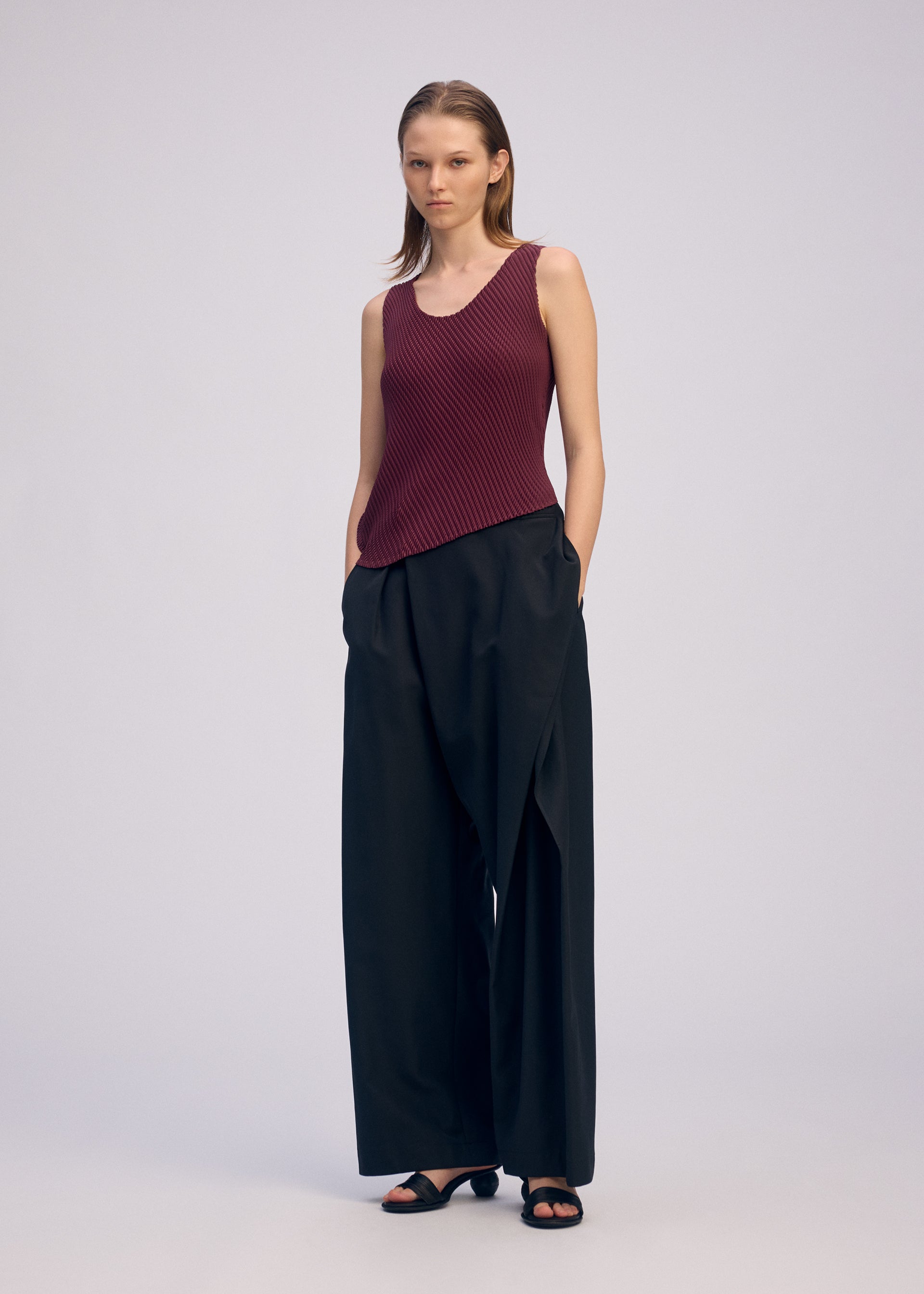 Issey Miyake Misty Pleats plisovaný top bez rukávů černý