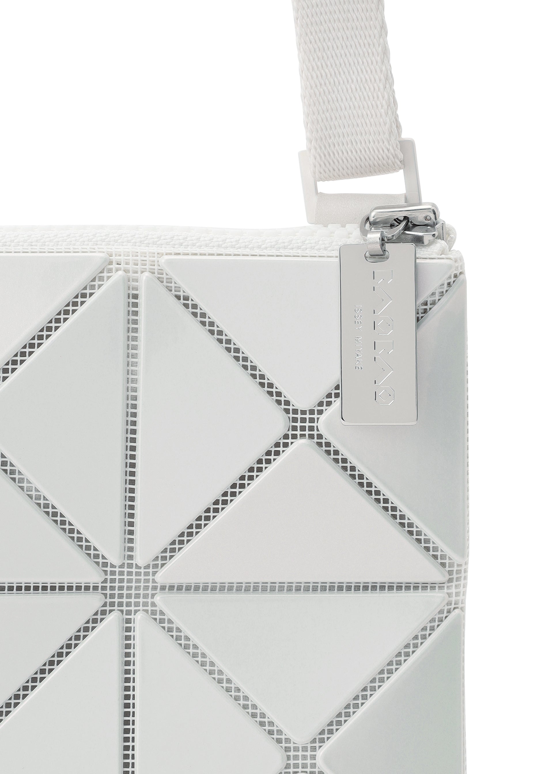 Issey Miyake Lucent Metallic crossbody kabelka šedá