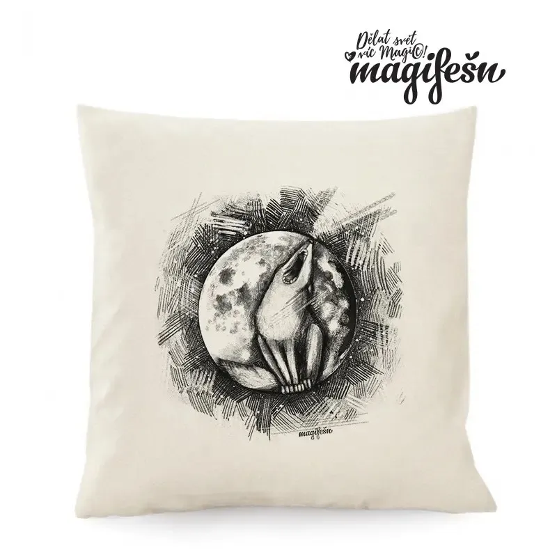 Magifešn Fair Trade polštář Vlk zívající na měsíc 50x50