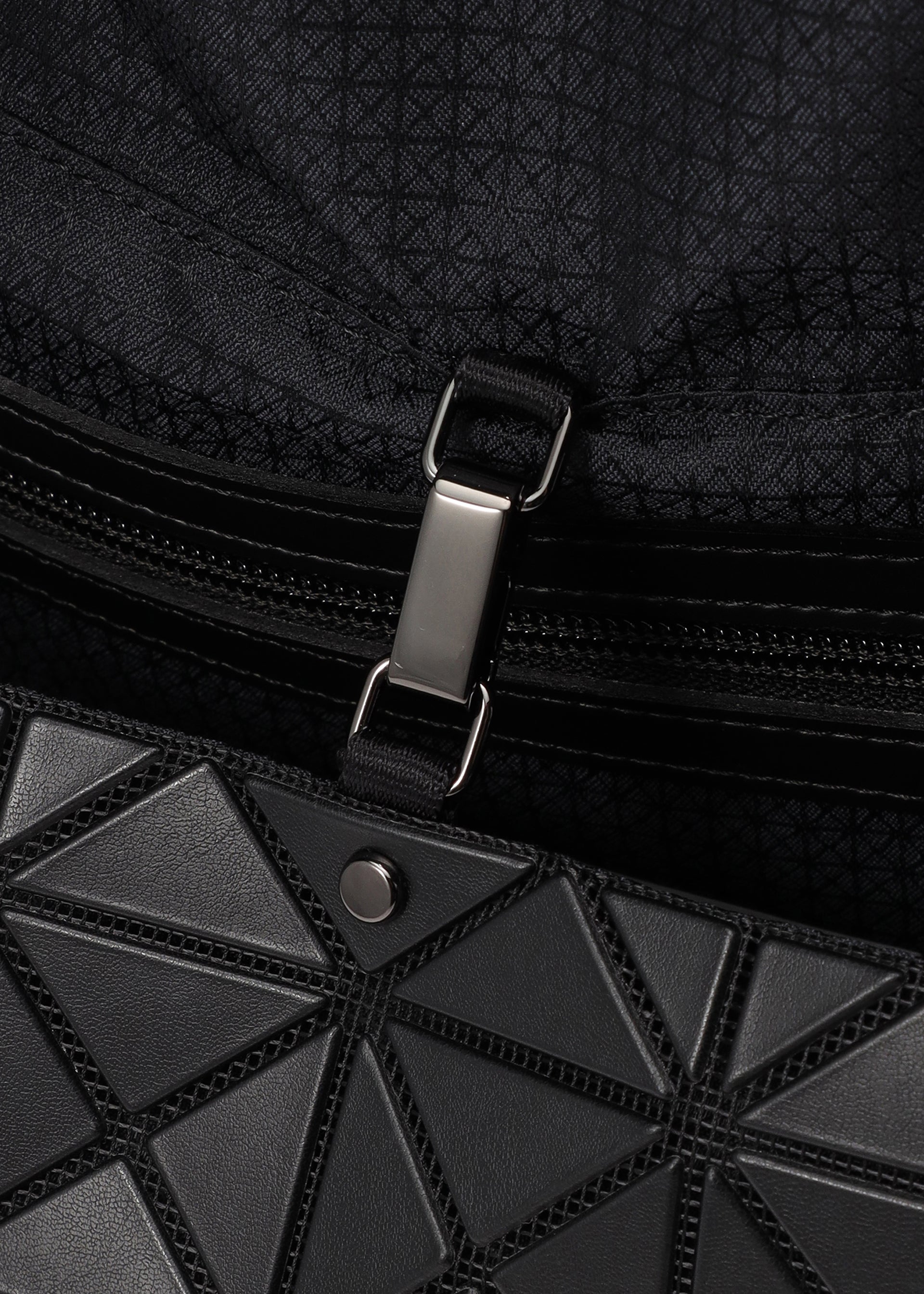 Issey Miyake Prism Sac kabelka tmavě šedá