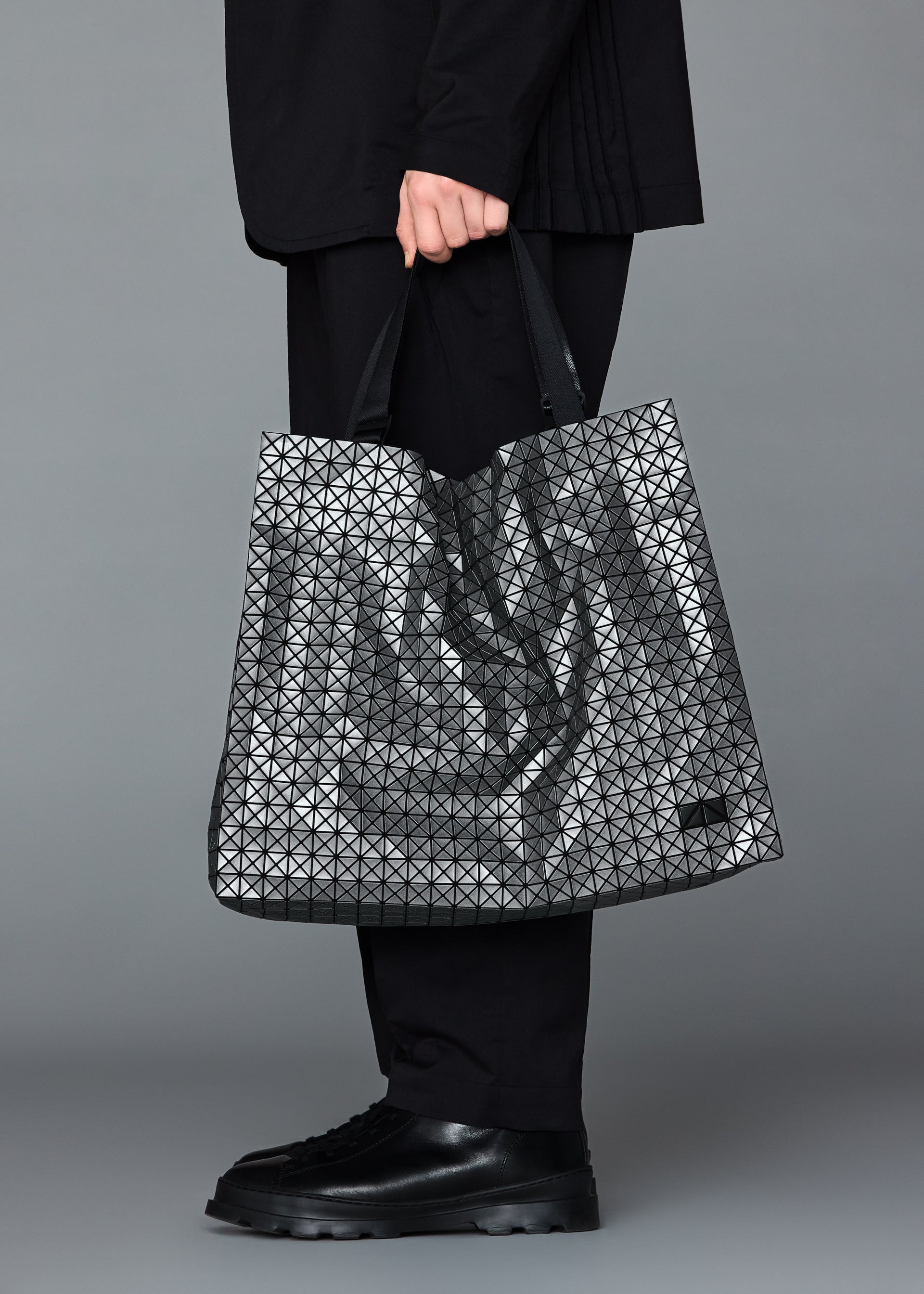 Issey Miyake Cart Reflector tote Charcoal Gray reflexní