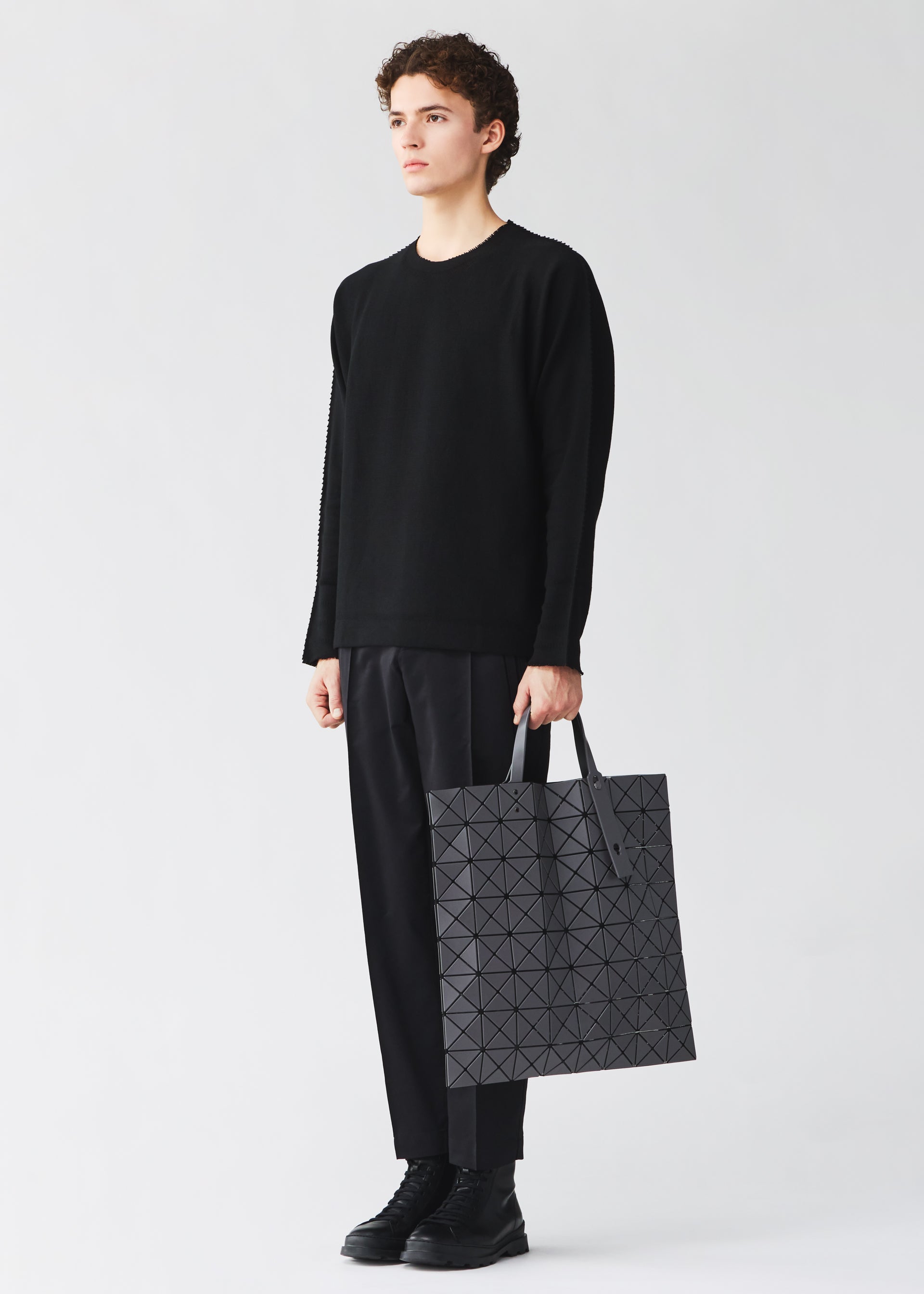 Issey Miyake LUCENT MATTE tote světle šedá A3 mat